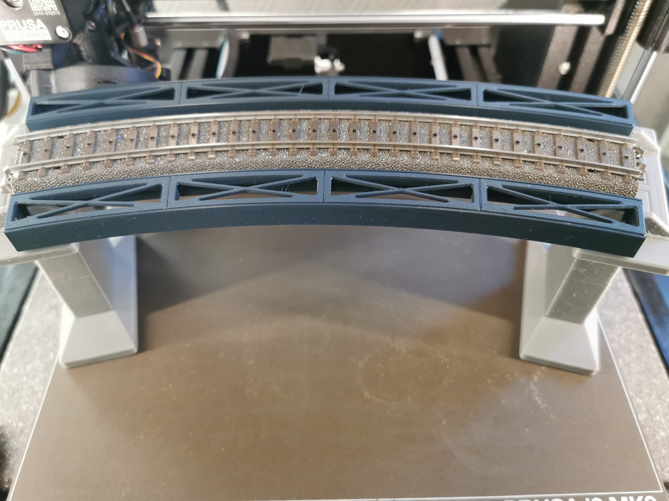 Märklin H0 modular Steel Girder Bridge Rail-C R2-30° Element (multi part) / Märklin H0 modulare Stahlträger-Brücke Gleis-C Element R2 30° (mehrteilig)