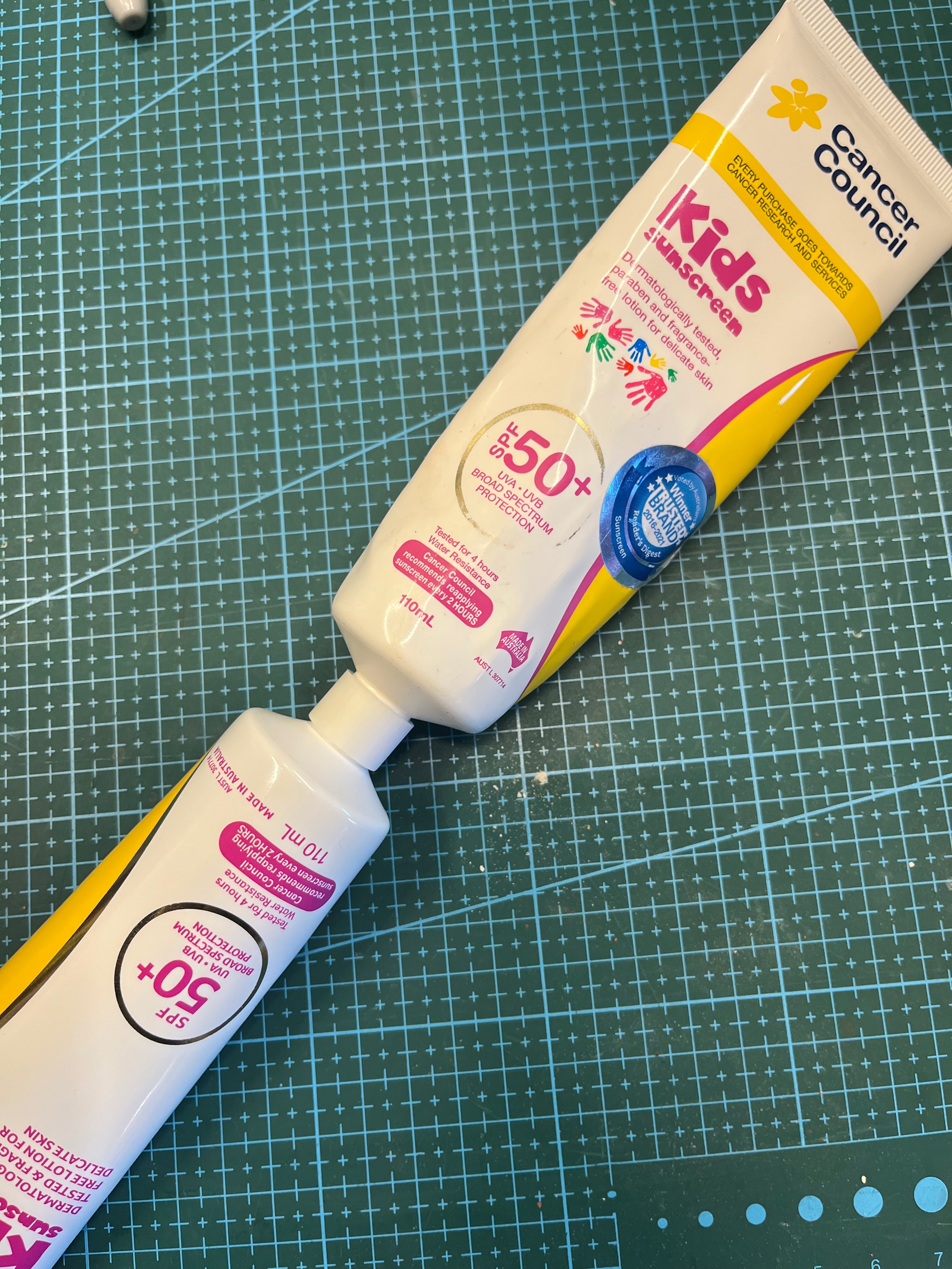 Sunscreen transfer connector tube