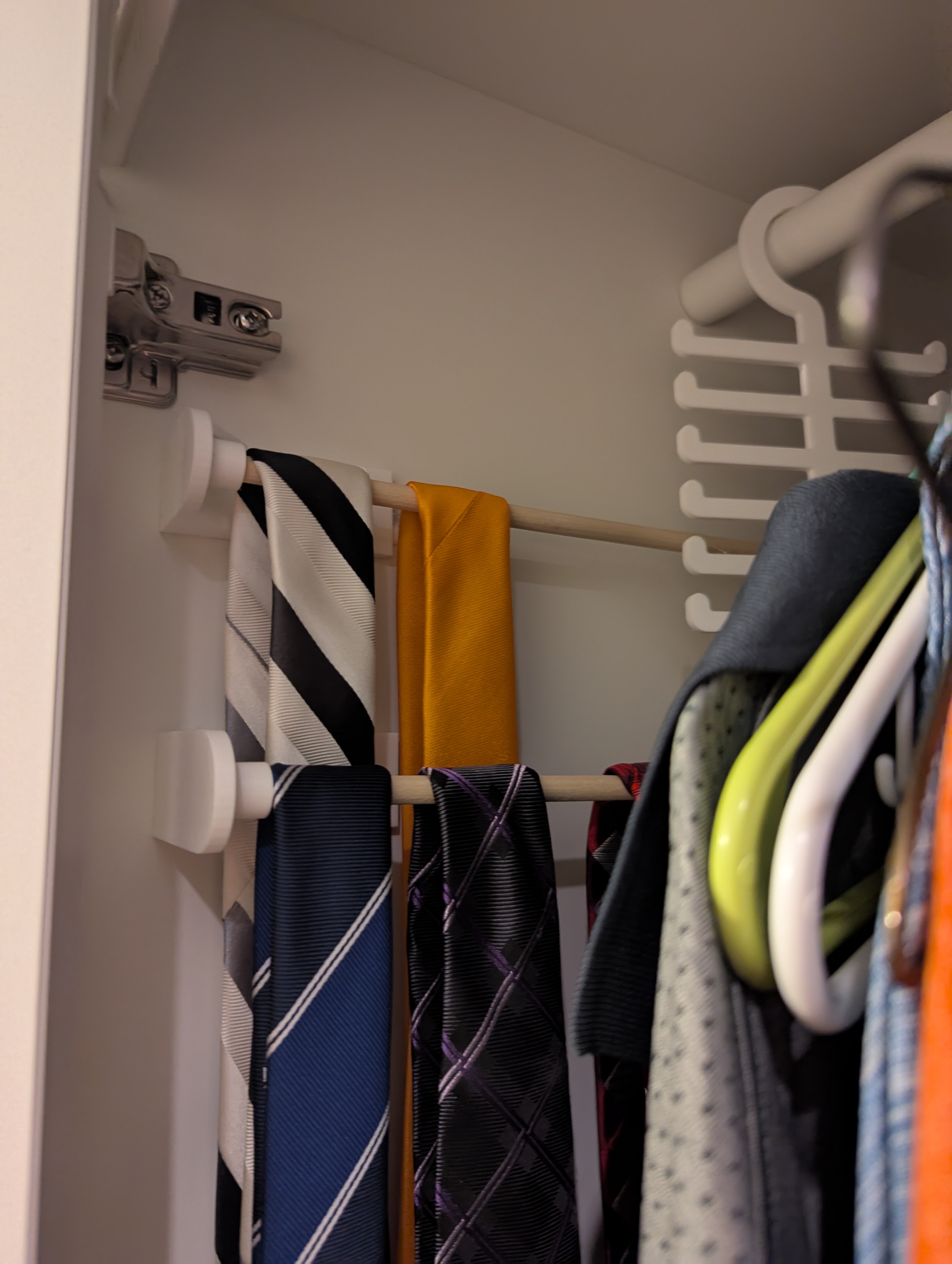 Layered tie rack