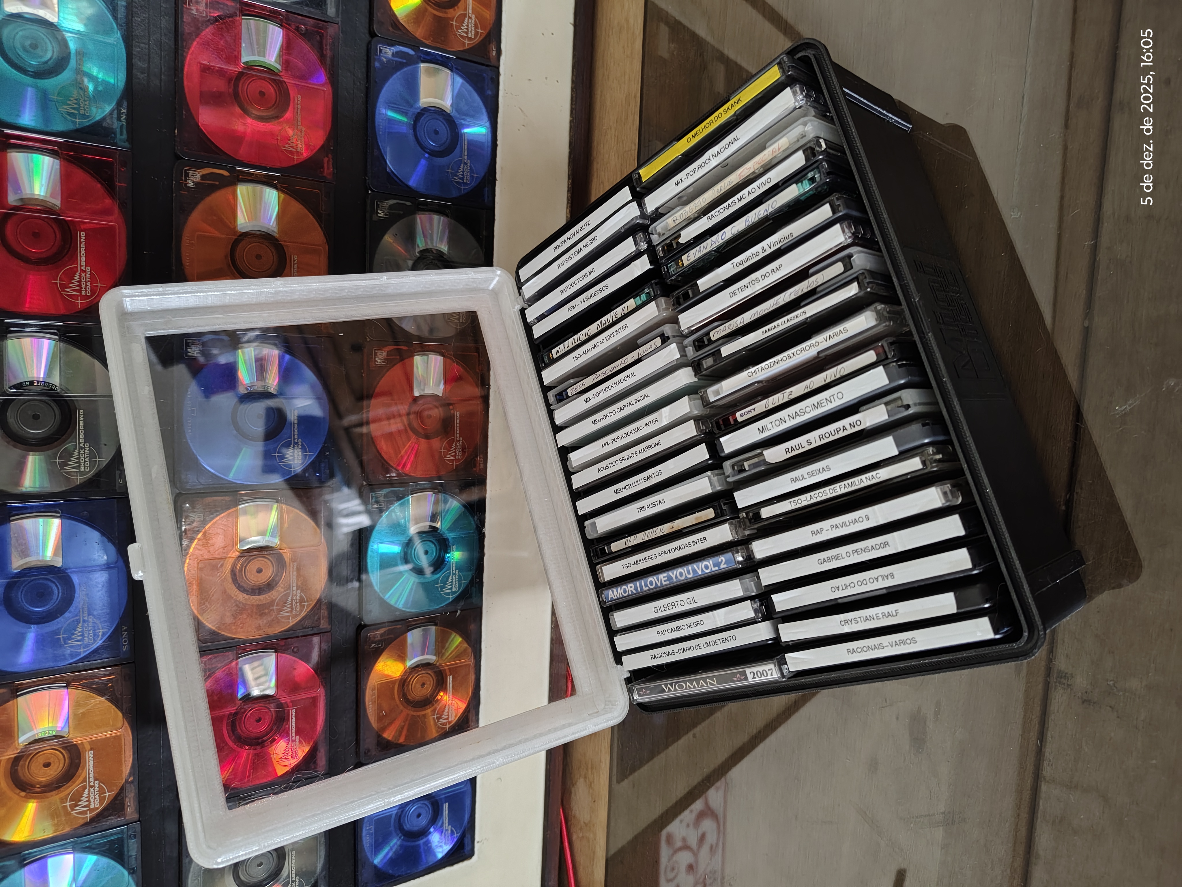Case for 40 MiniDiscs with transparent lid
