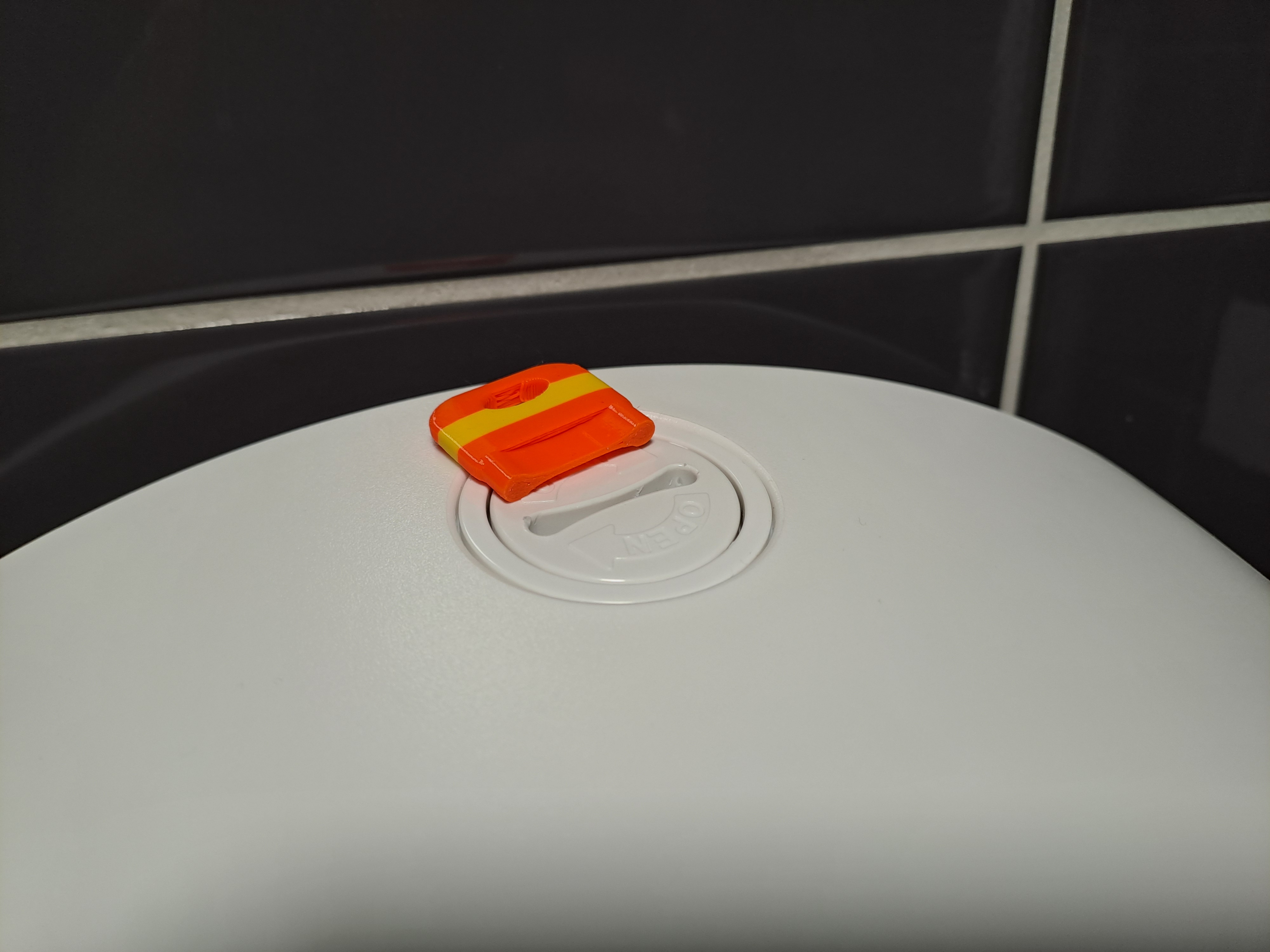 Key to soap and toilet paper dispenser KATRIN