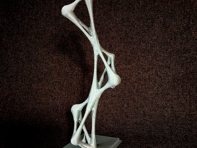 SCULPTURE : « FORM IN TENSION »