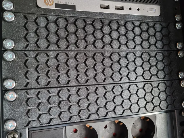 10 inch rack cover plate with hexagon pattern