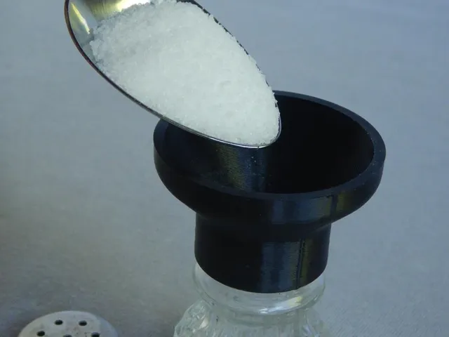 Trichter für Mini Salzstreuer oder Pfefferstreuer; Funnel for mini salt or pepper shakers