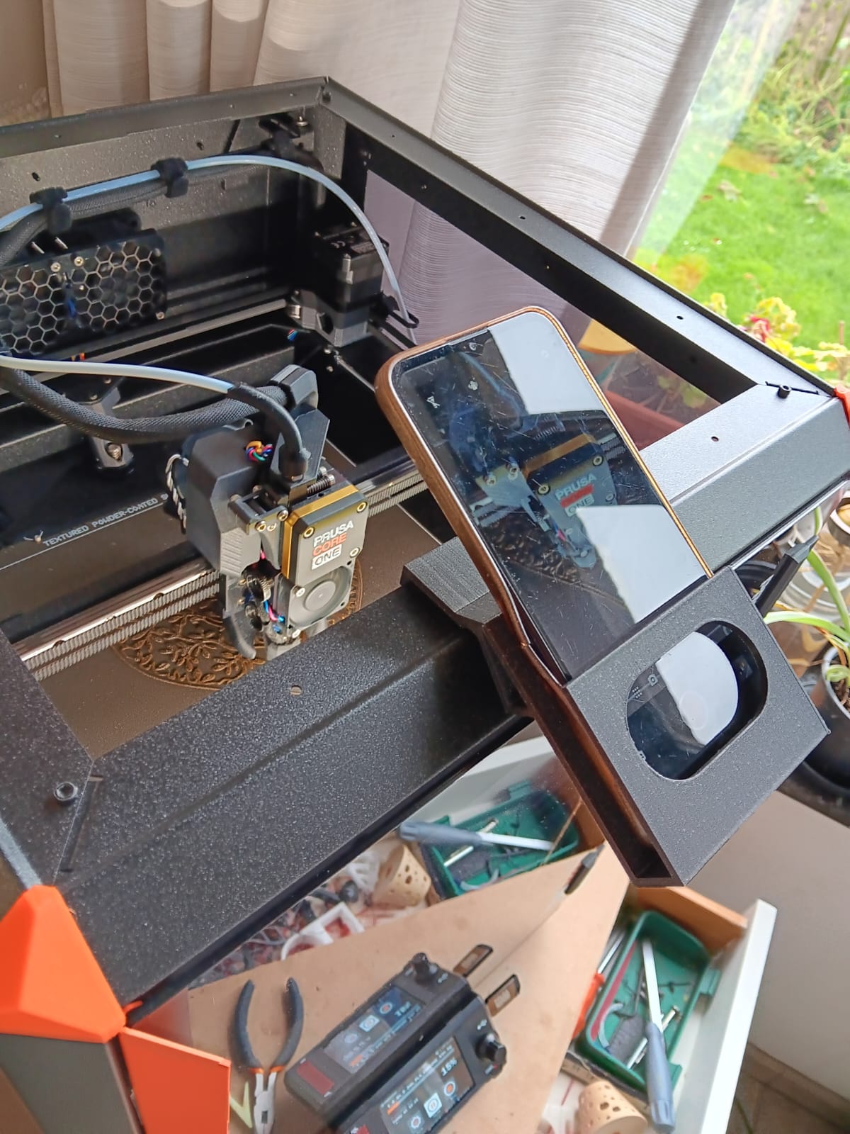 Prusa core one deksel smartphone houder, Prusa core one cover smartphone holder. Funda para teléfono inteligente Prusa Core One
