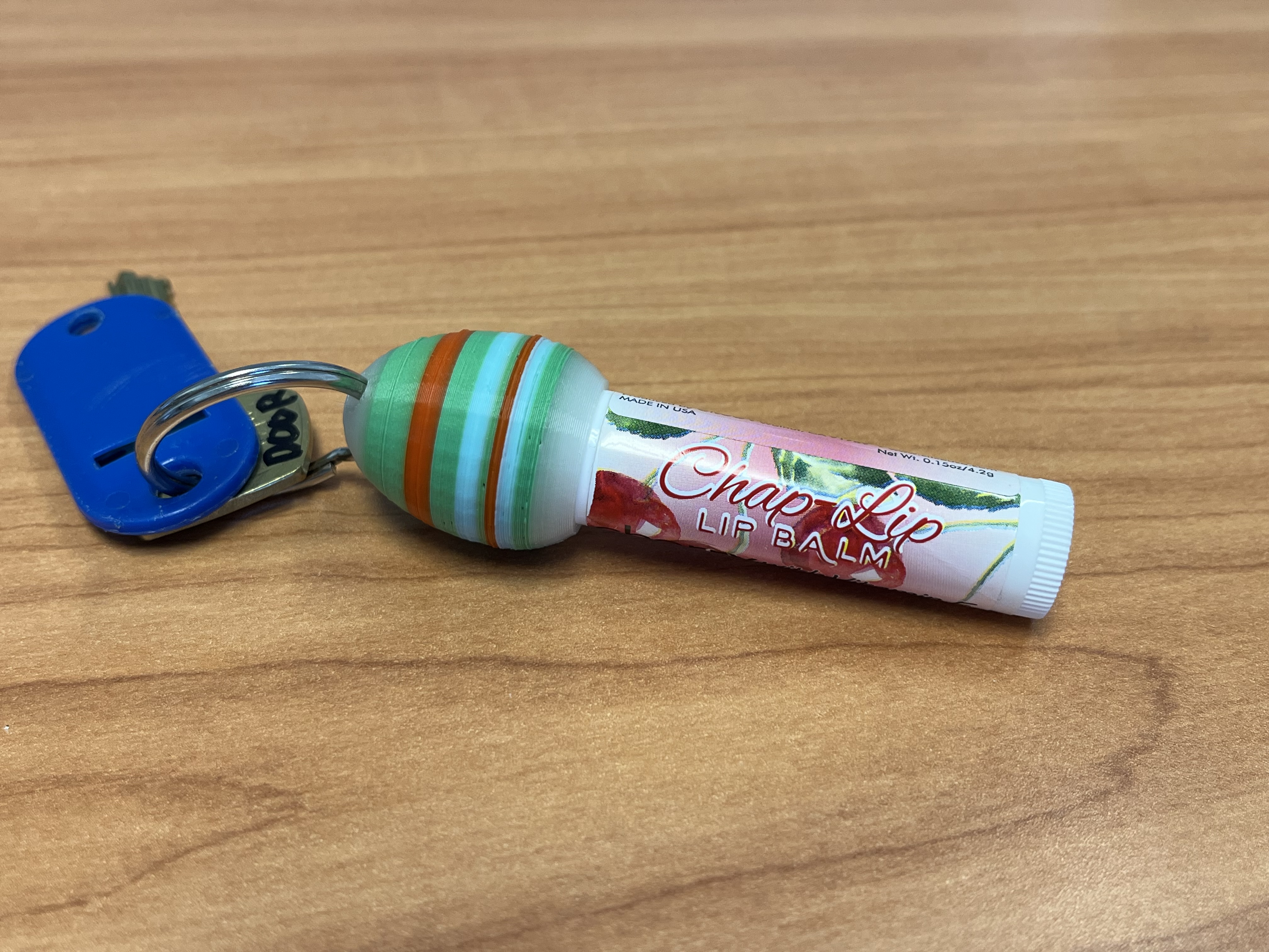 Miniatura 2 do modelo 3D ChapCap Easter Egg Keychain for Chapstick