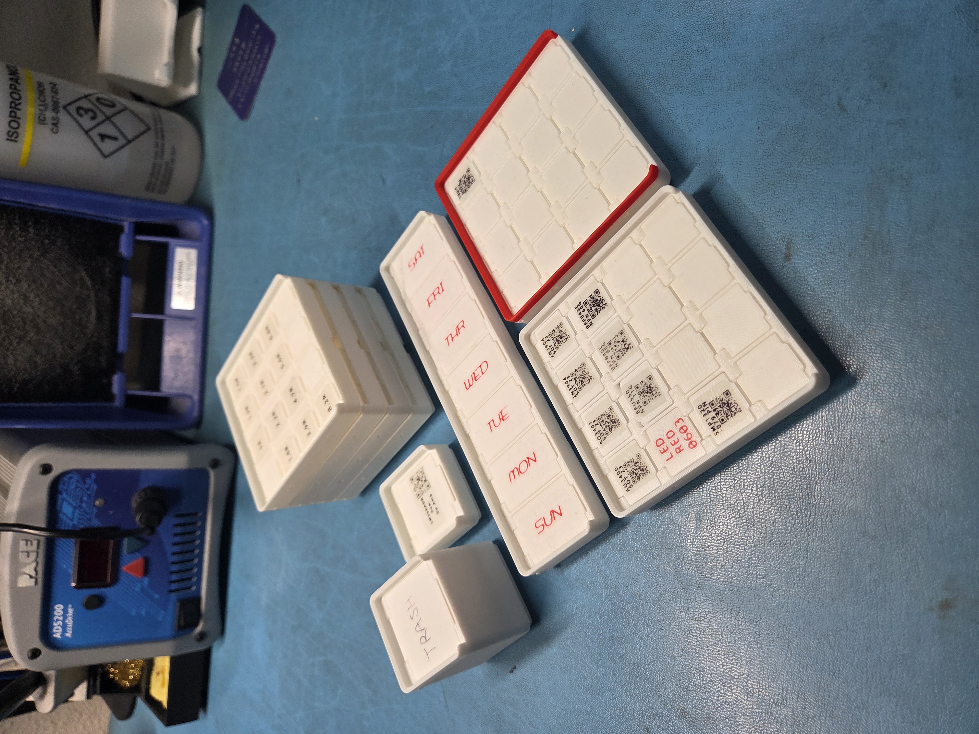 Parametric gridfinity storage sub-bins with snapping lids