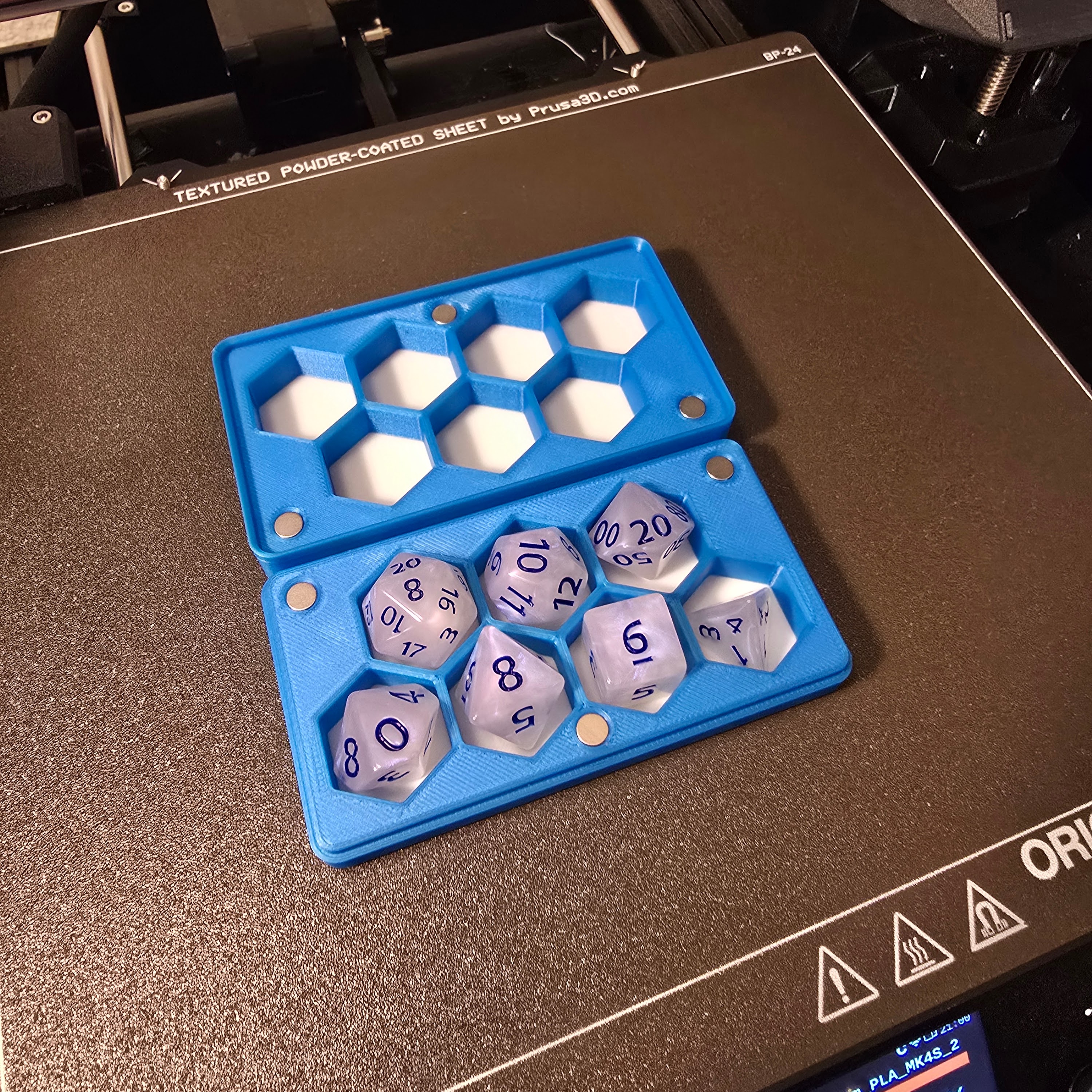 Simple Magnetic Dice Box