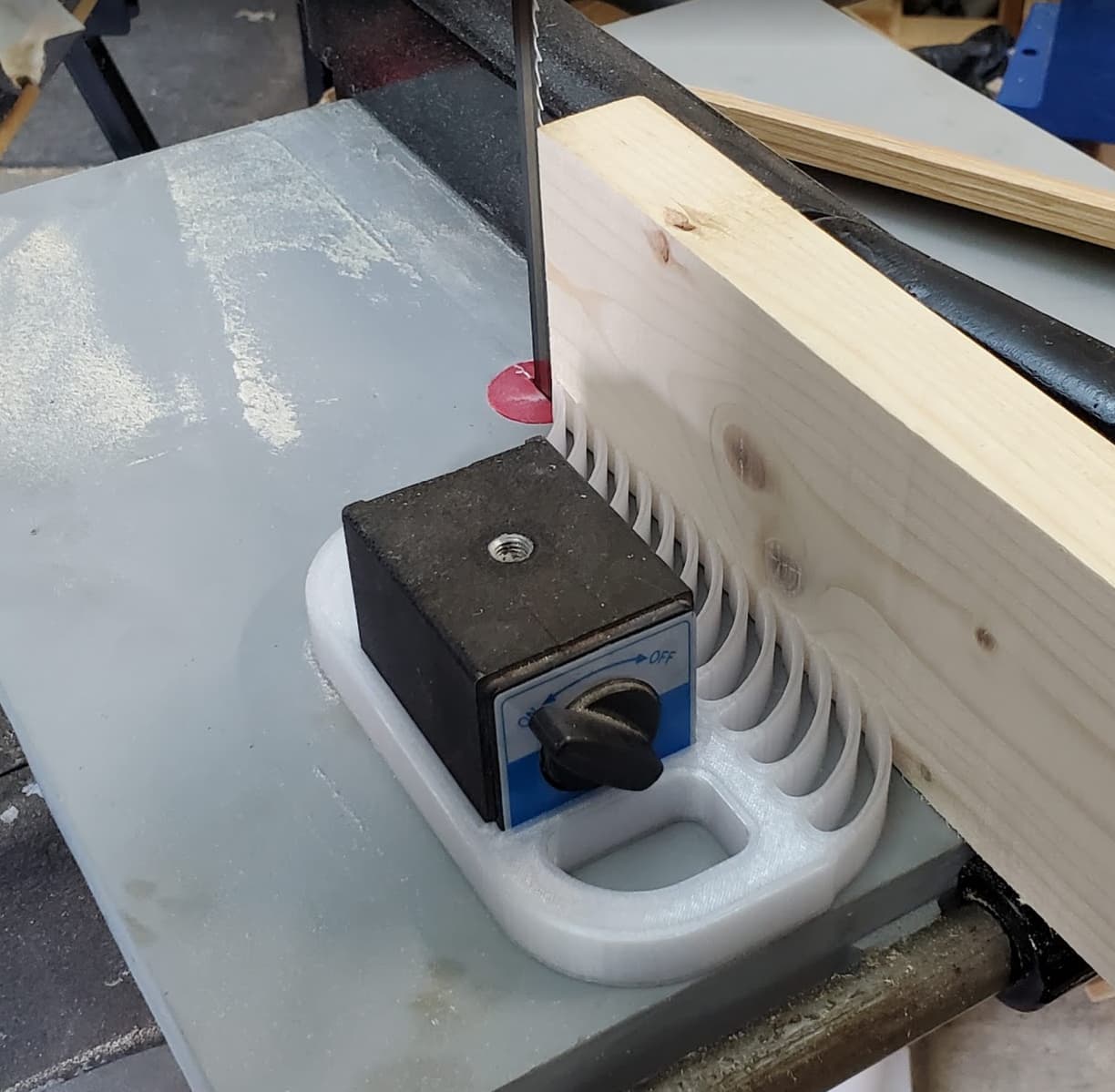 Featherboard - fits magnetic base -STEP file included