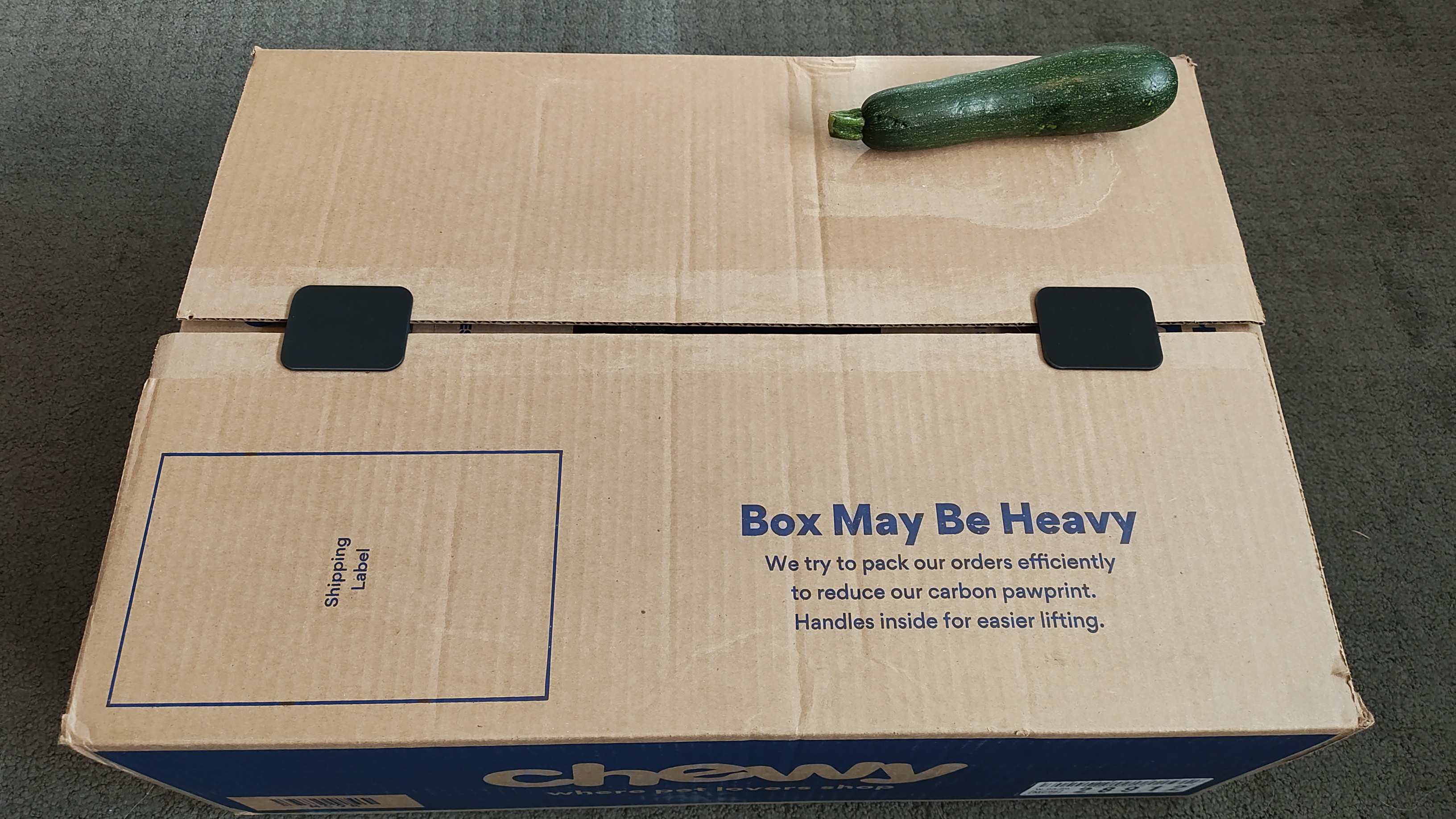 Retaining clip for cardboard box top lid