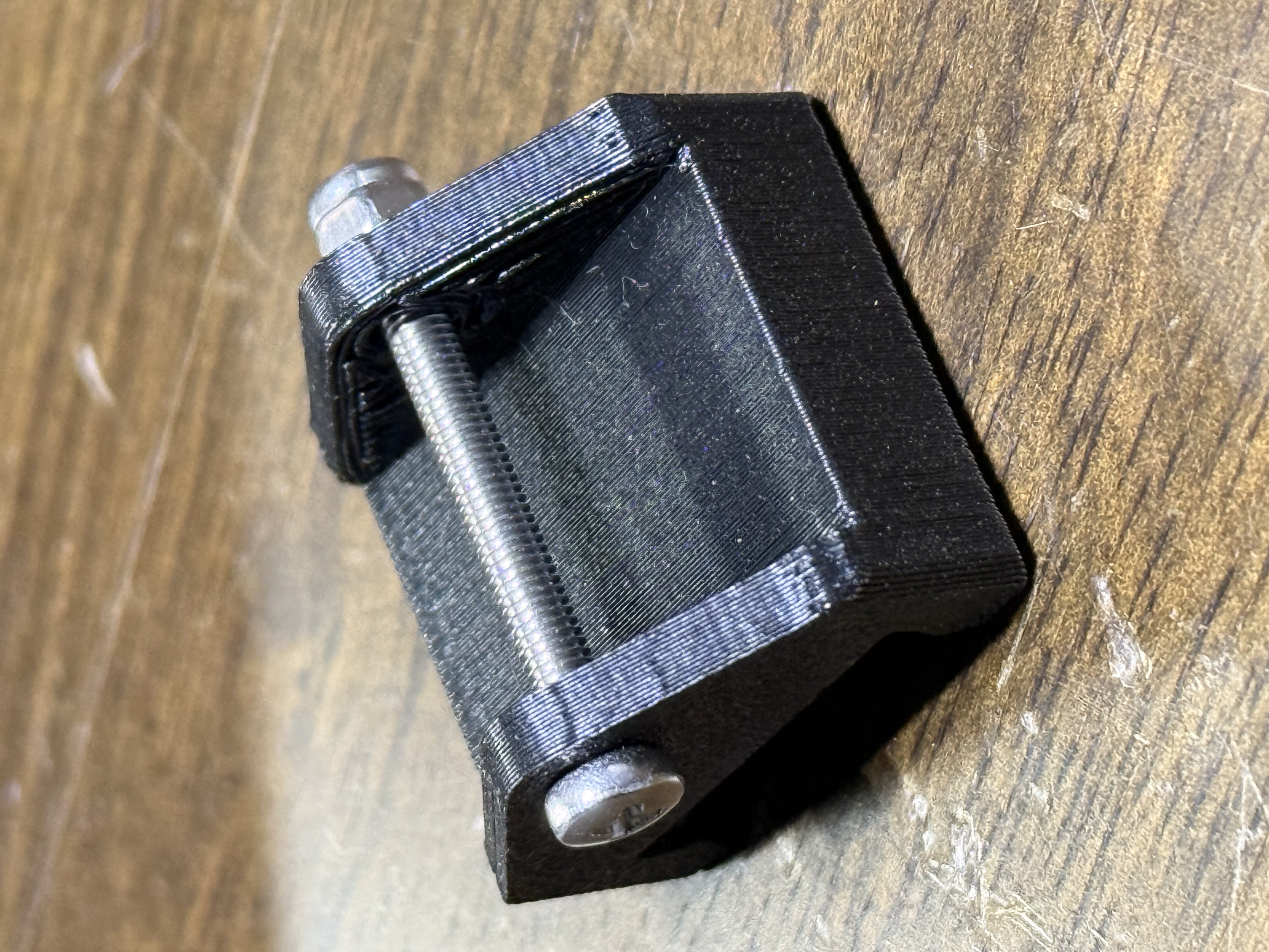 Hanging shackle for Barrina T5 grow light