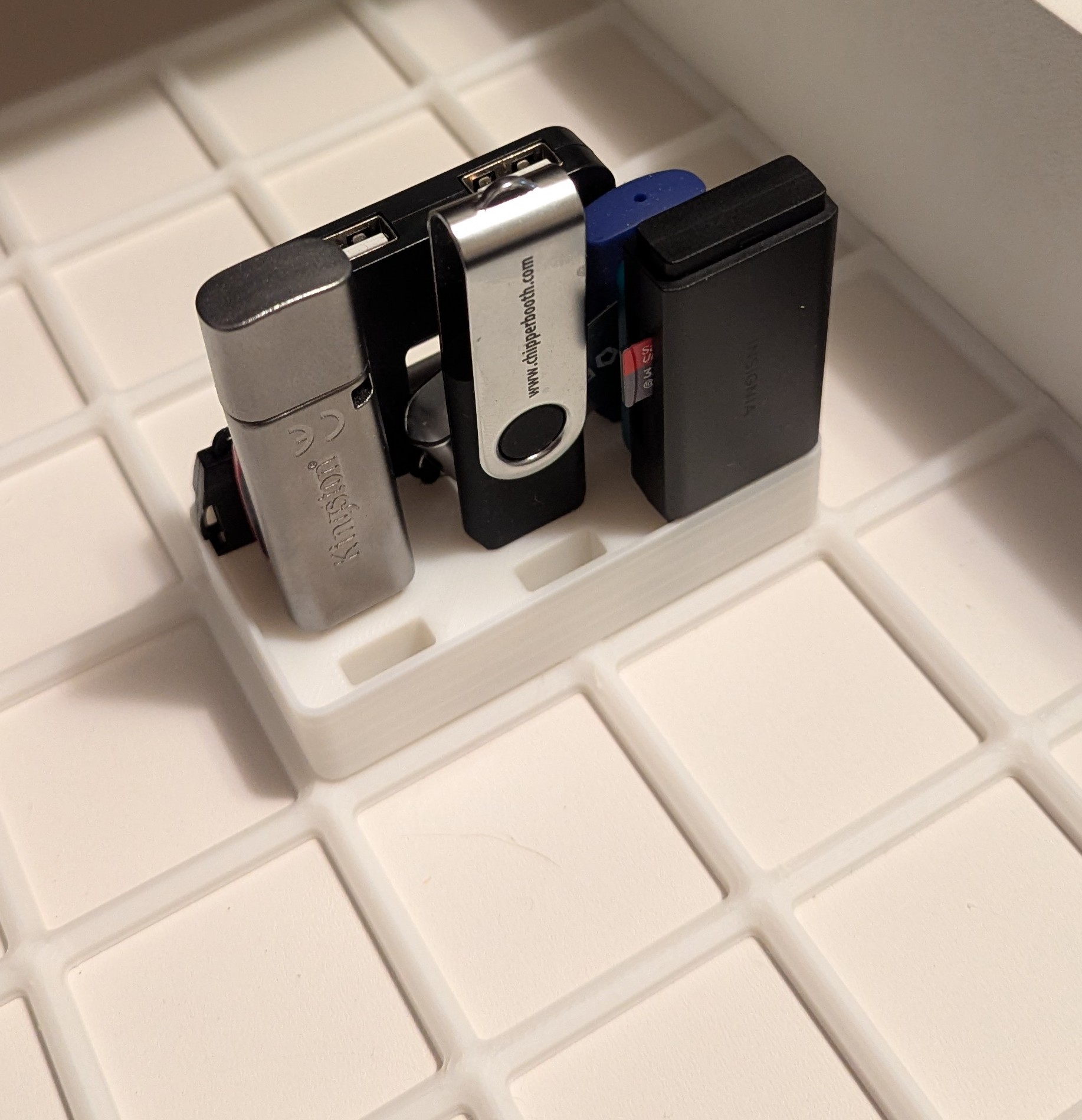Gridfinity USB Holder with Lightweight Base (no magnet inserts)