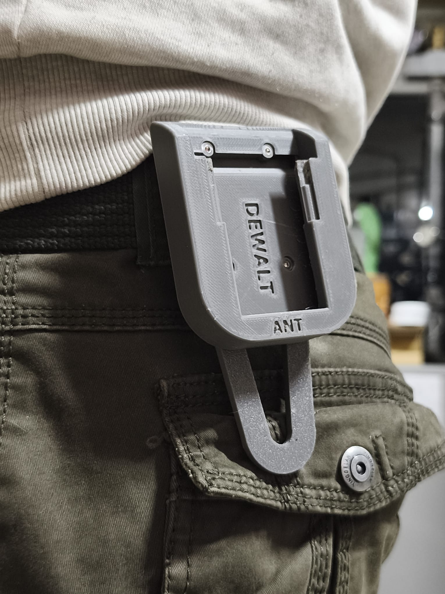 Belt-mounted battery holder — miniatura 2