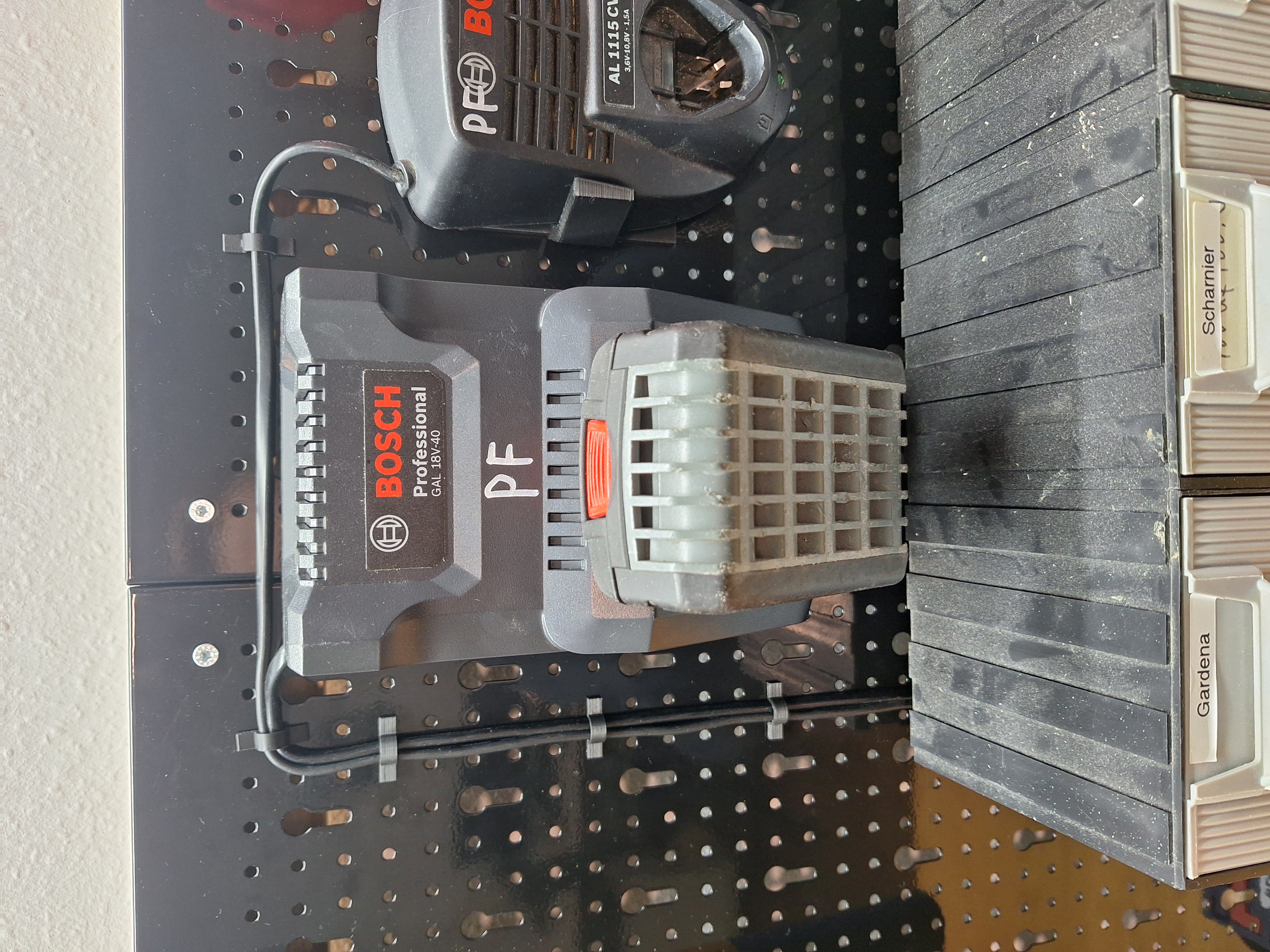 Pegboard holder for Bosch Professional GAL 18V-40/Ladegerät Halter für Lochwand