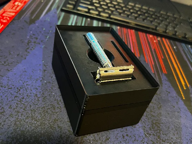Razor holder with blade disposal