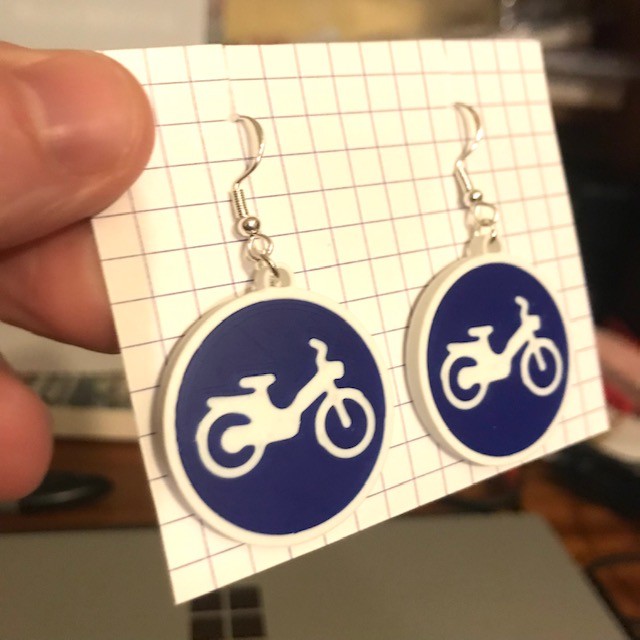Boucles d'oreilles panneau piste mobylette // cycle path earrings