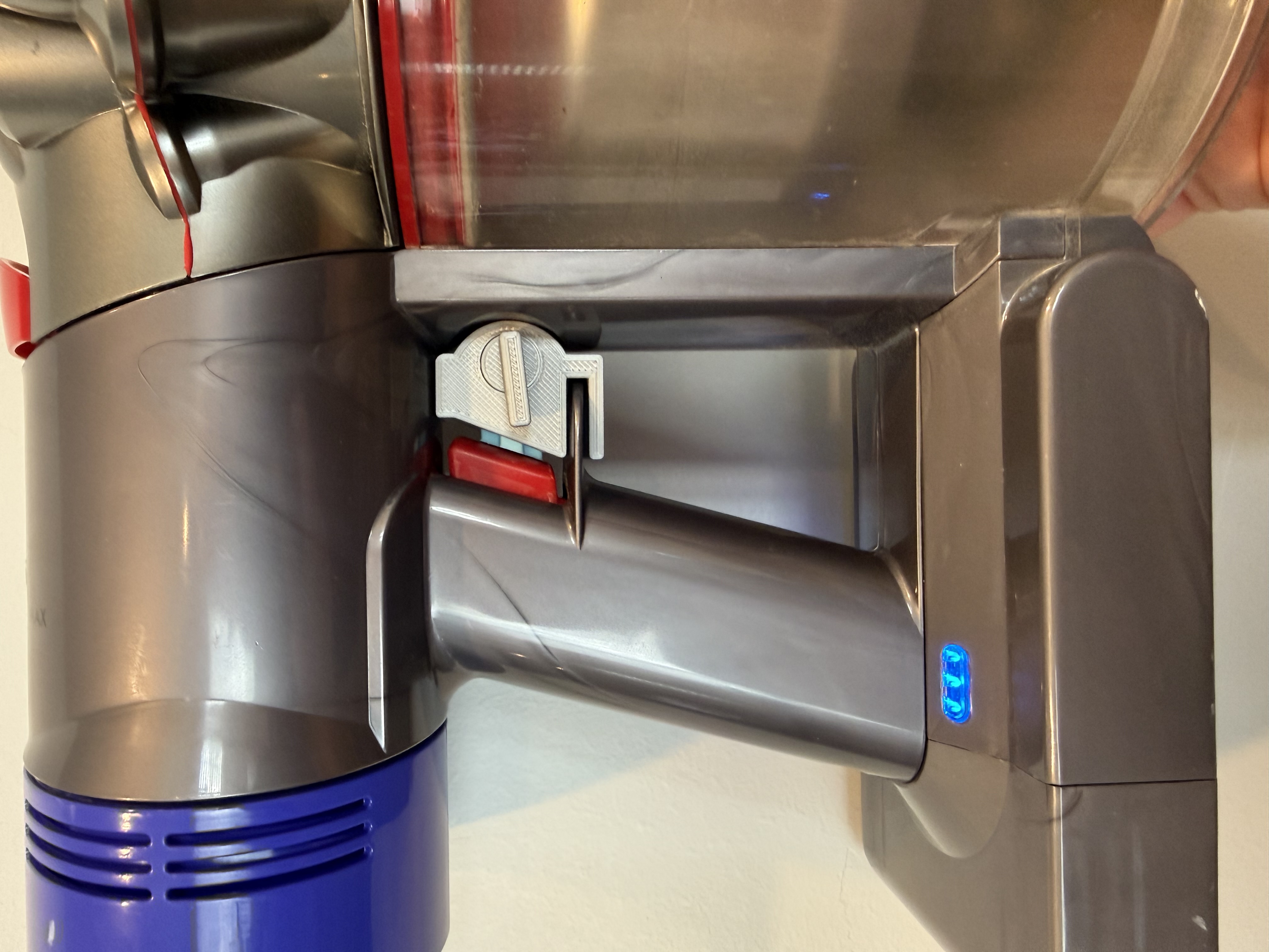 Dyson V8 Trigger lock