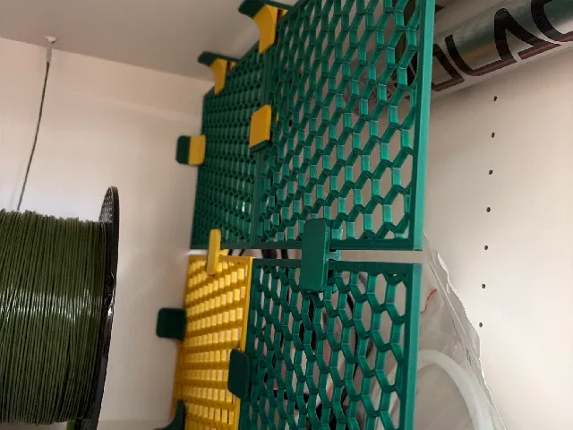 Partition wall in honeycomb design
