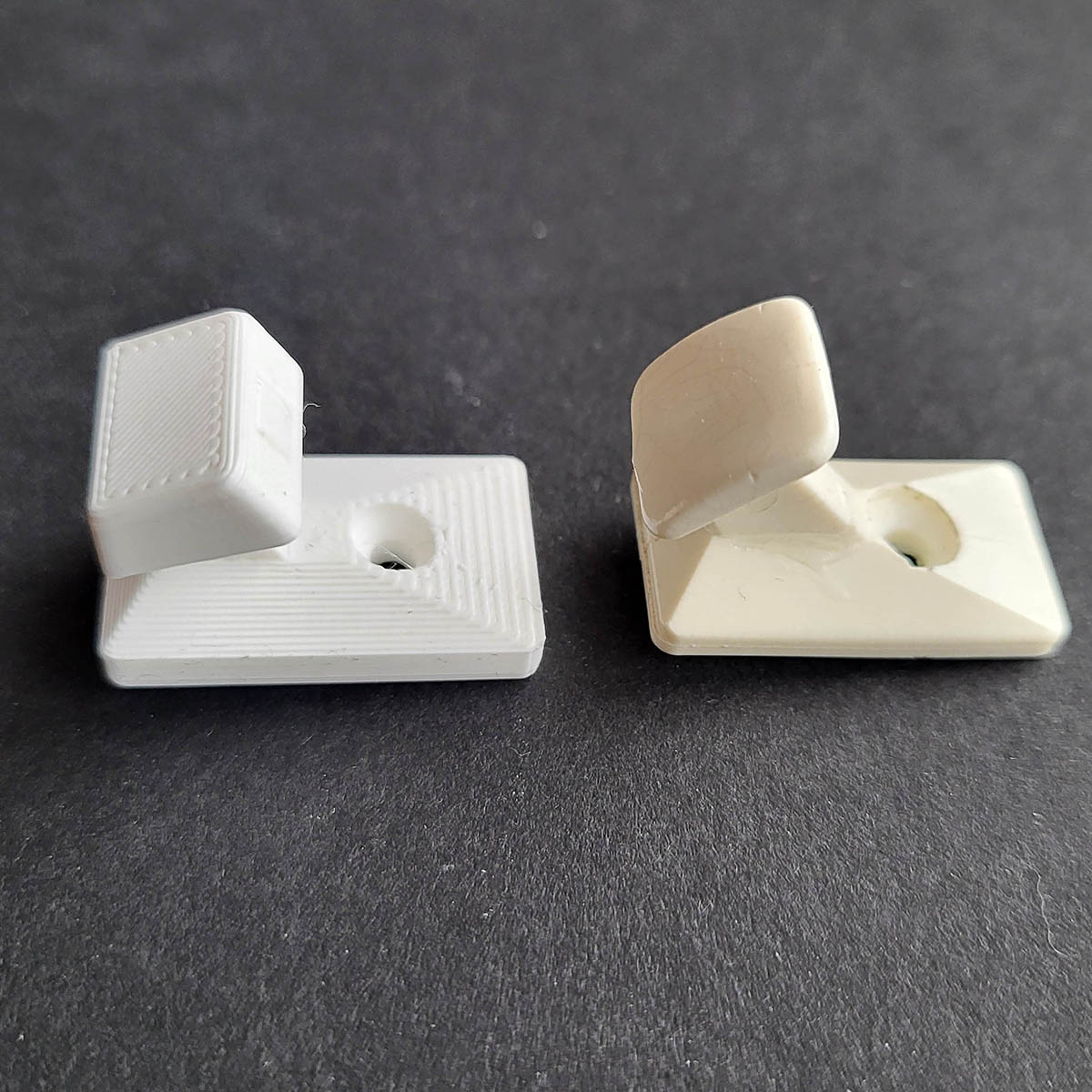 Curtain  / blind pull cord hook