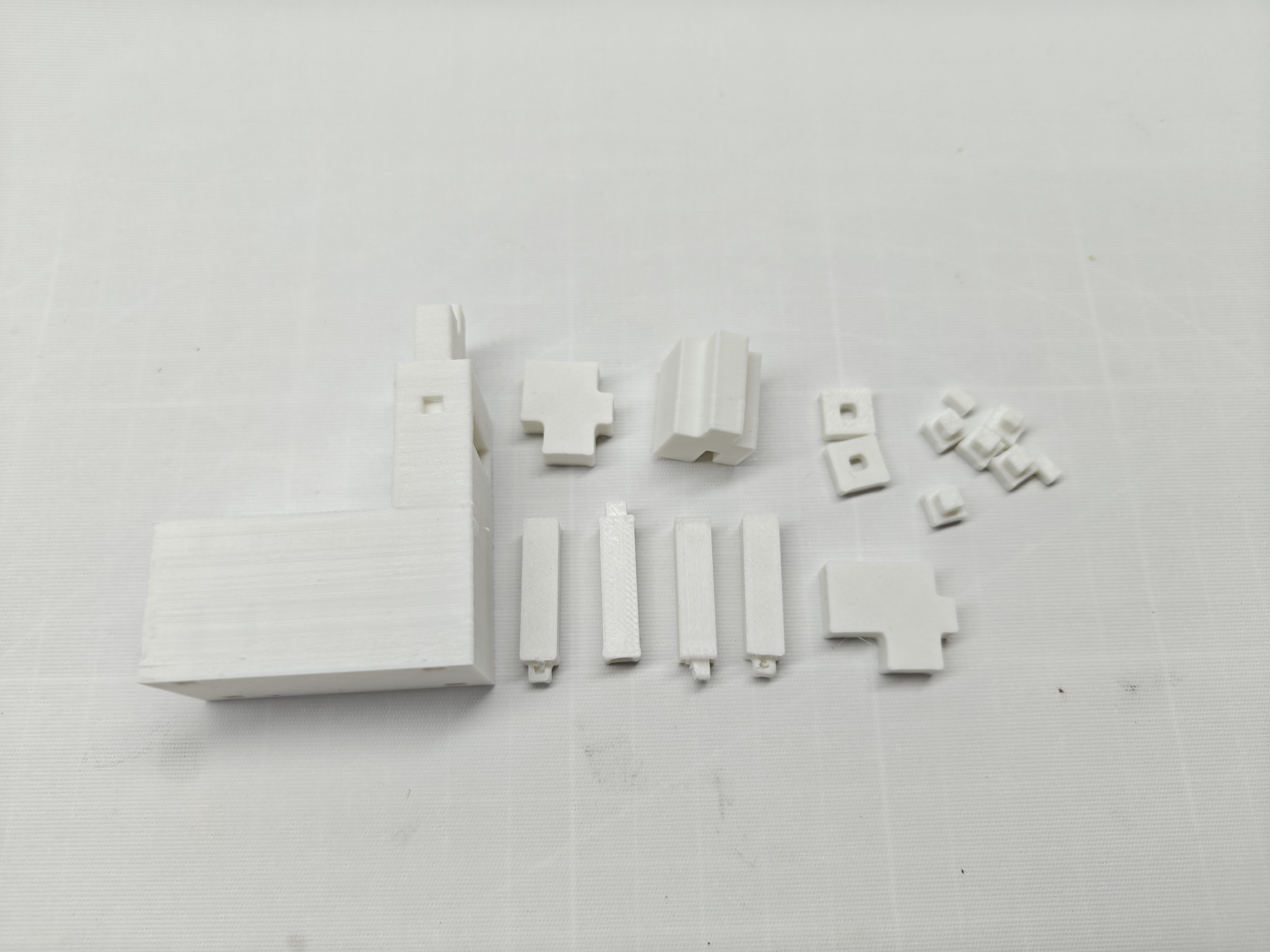 Minecraft-style pixelated unicorn buildable toy figurine — thumbnail 2