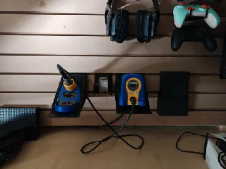 Solder holder for slatwall