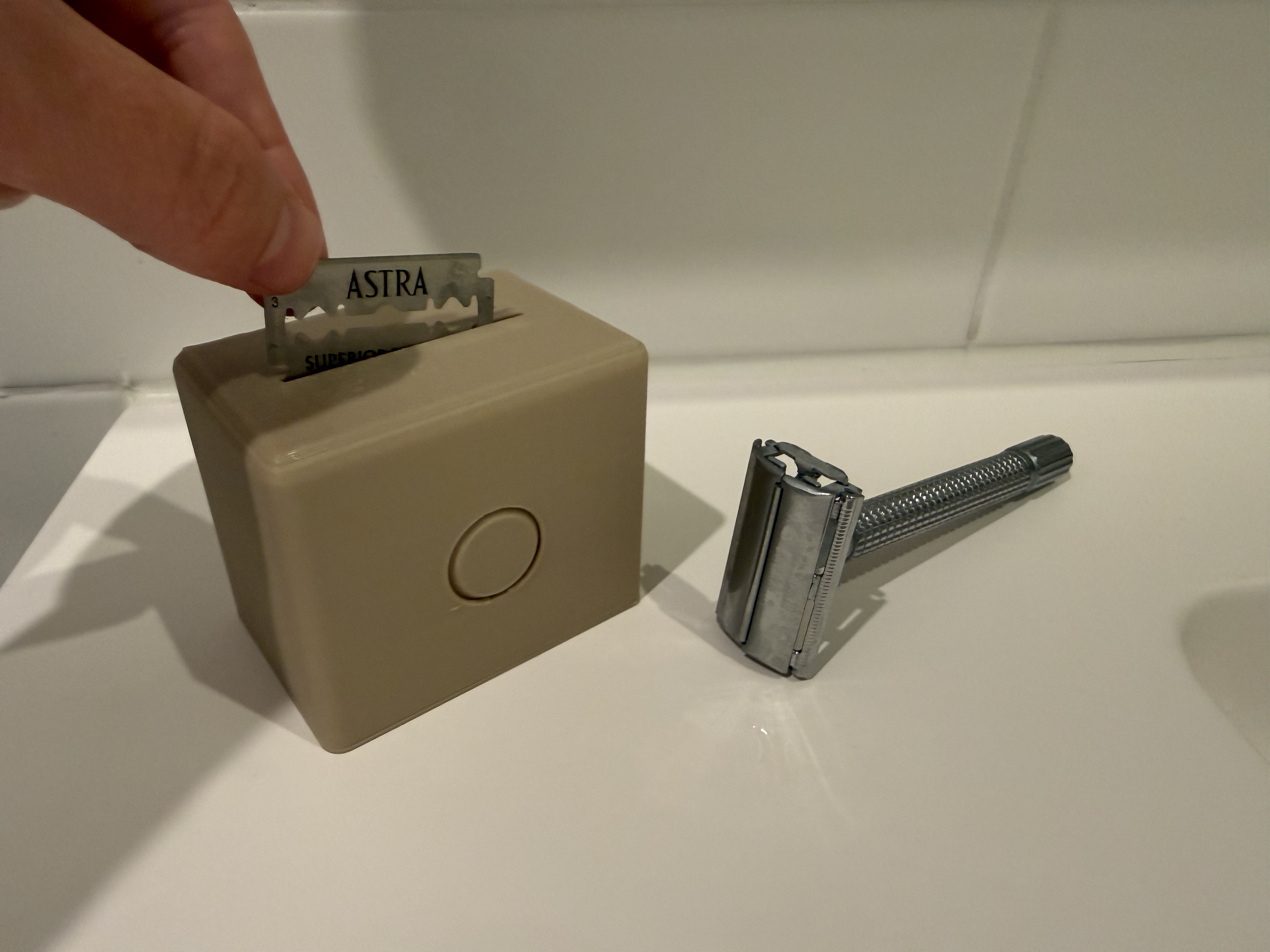 Razor blade disposal case