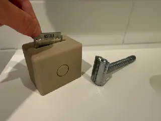 Razor blade disposal case