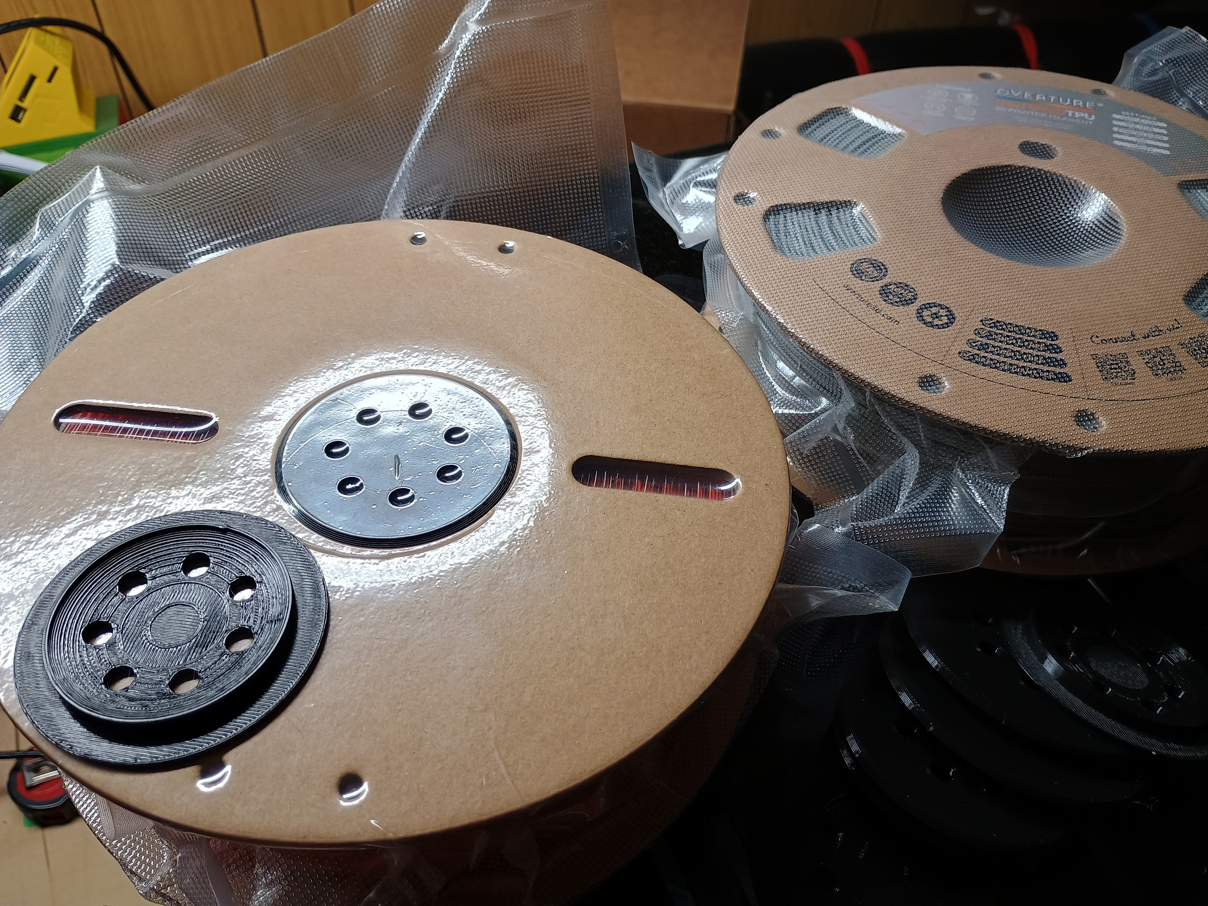 Filament spool cap for vacuum sealing