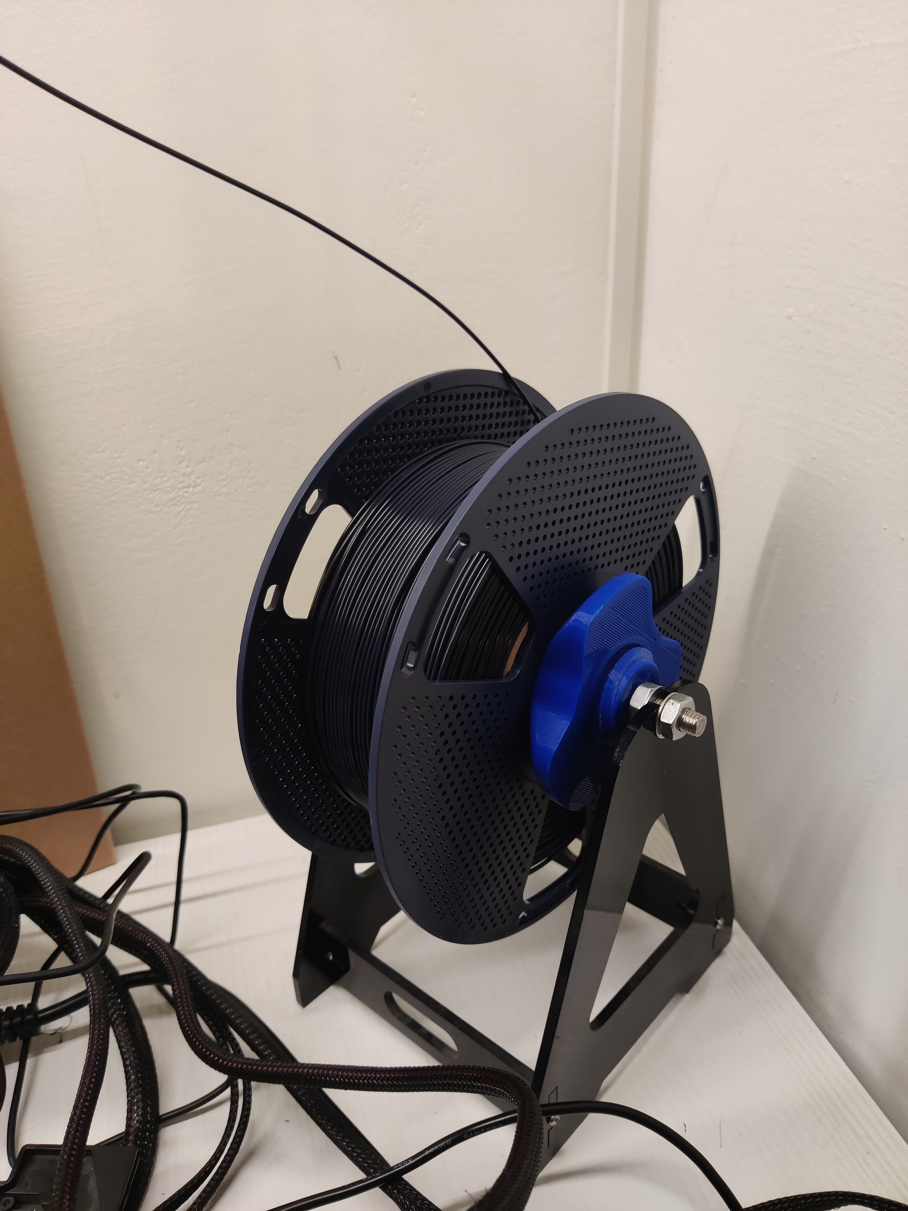 Universal spool holder with locking thread — thumbnail 3