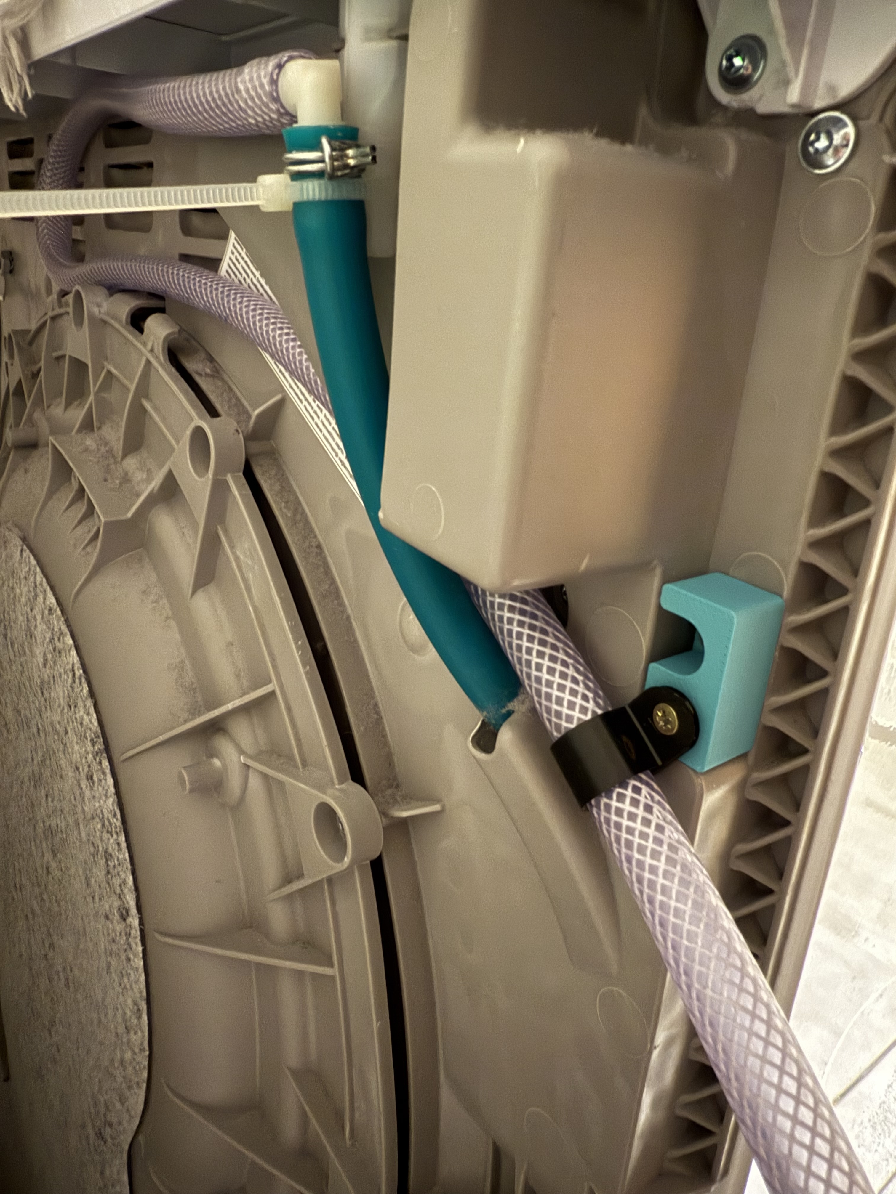 Adapter to fix drain pipe on AEG tumble dryer