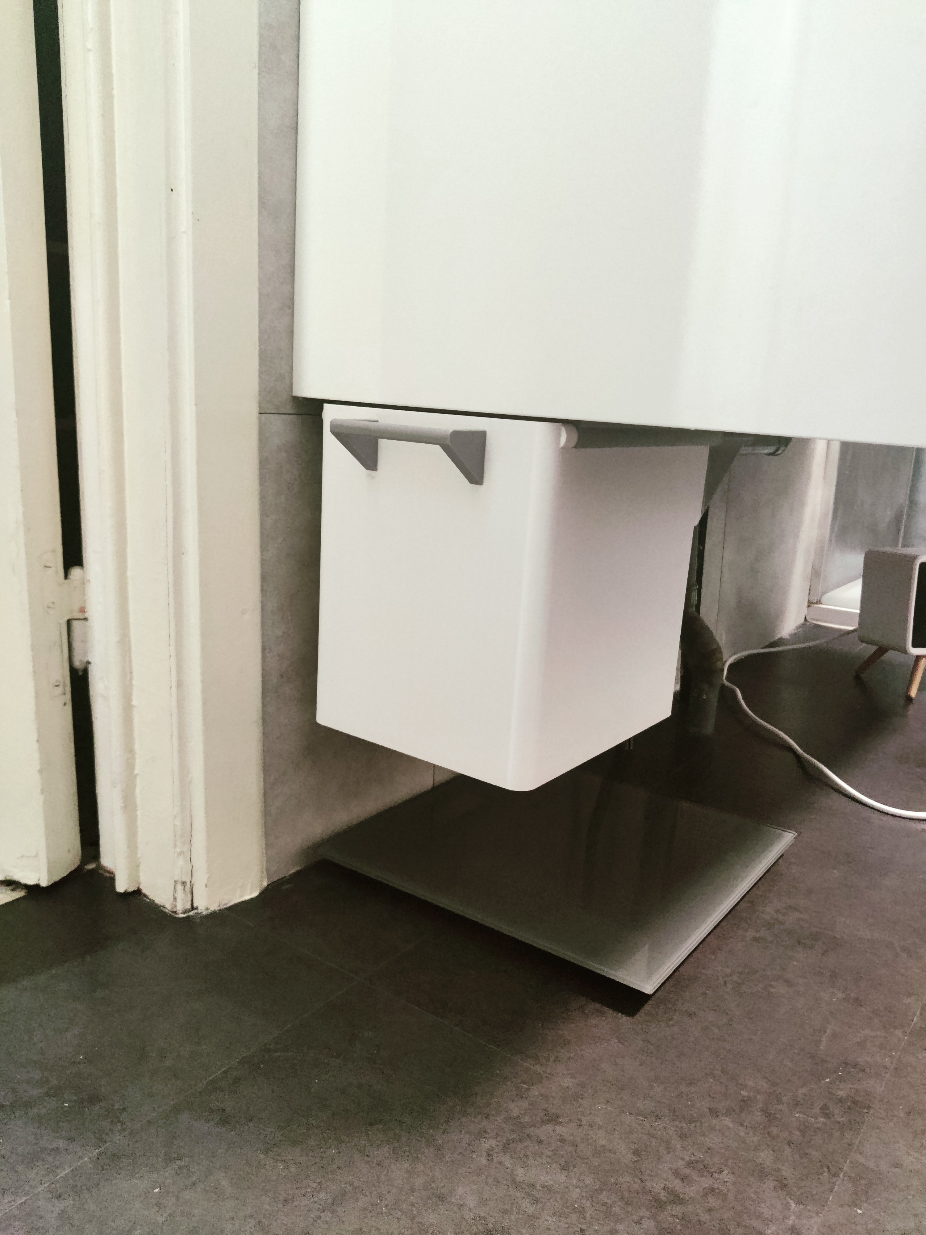 poubelle salle de bain suspendu