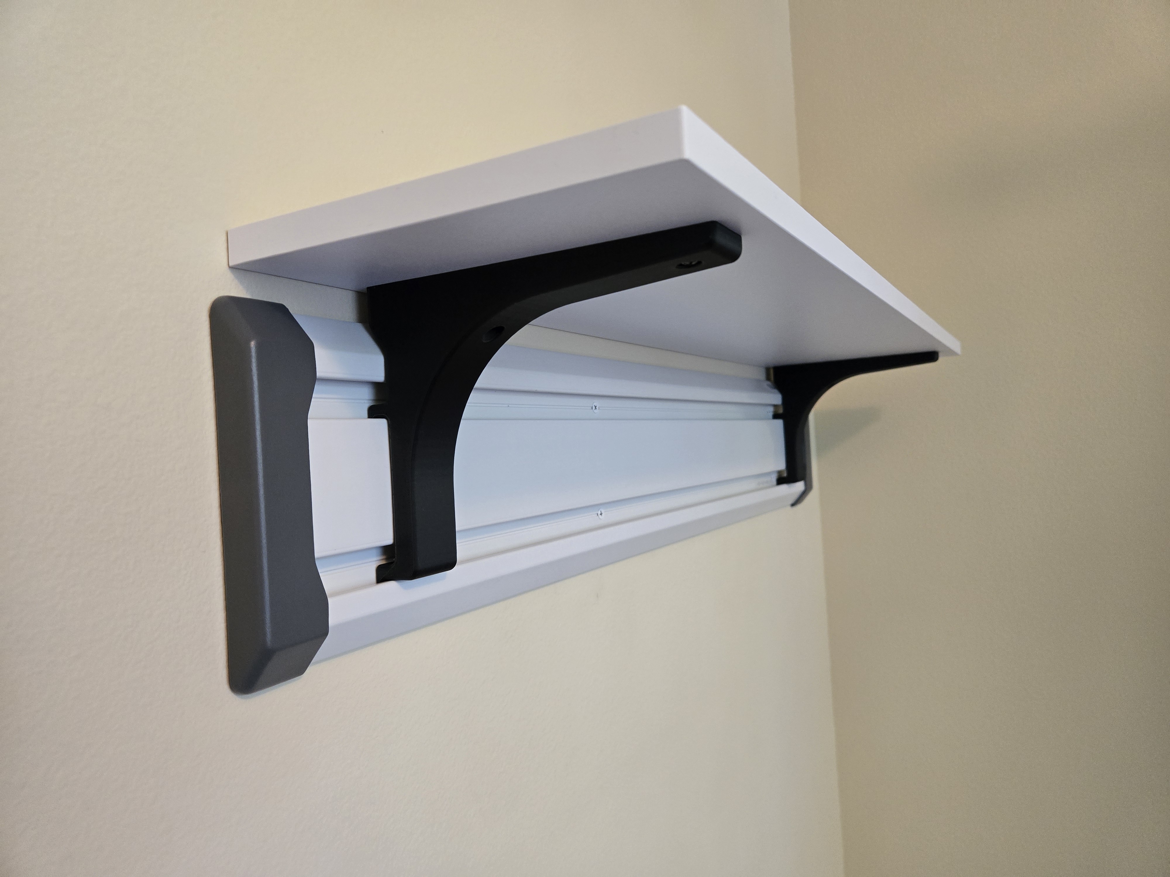 Shelf bracket for Gladiator GearTrack