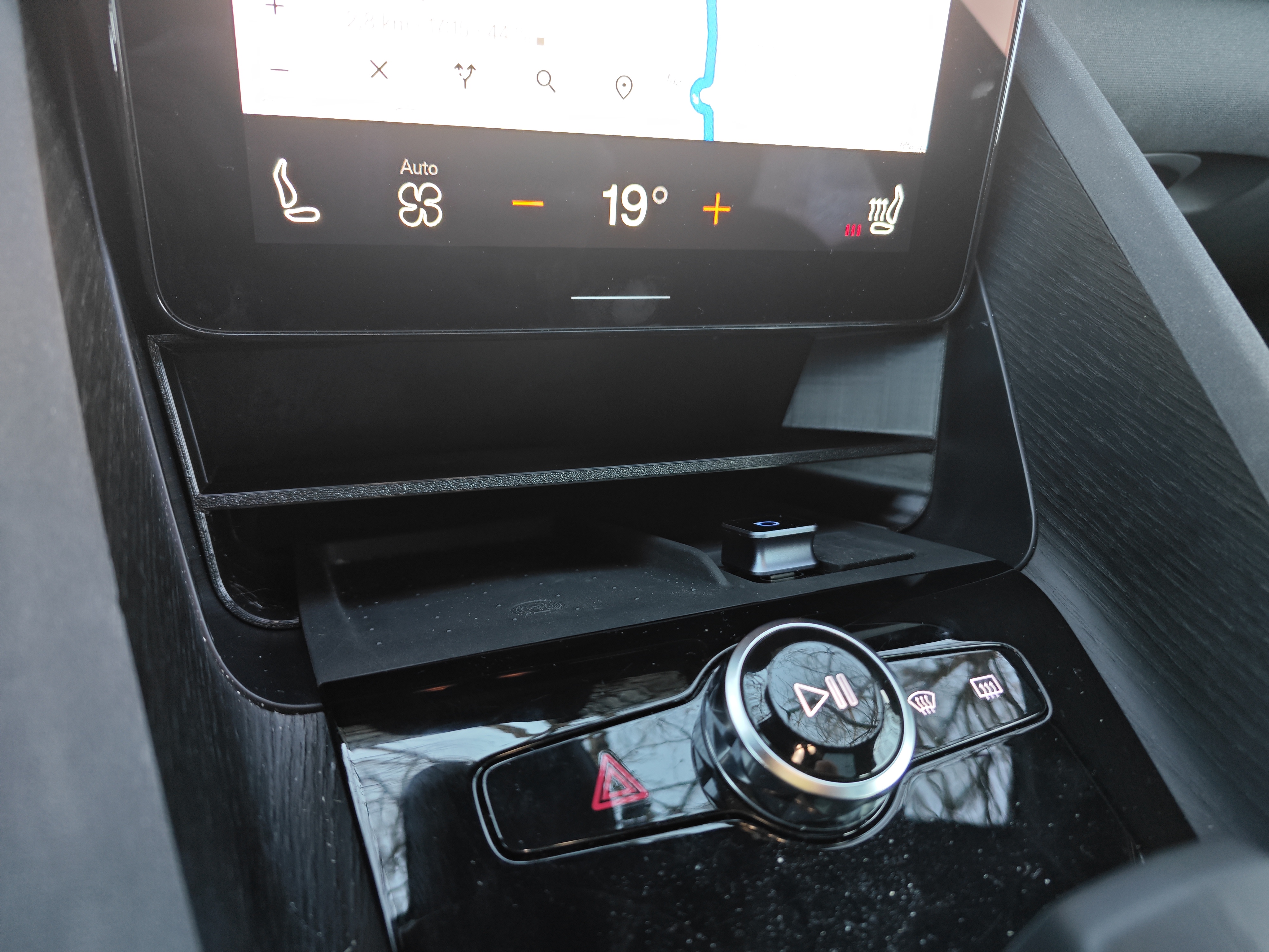 Polestar 2 central console divider