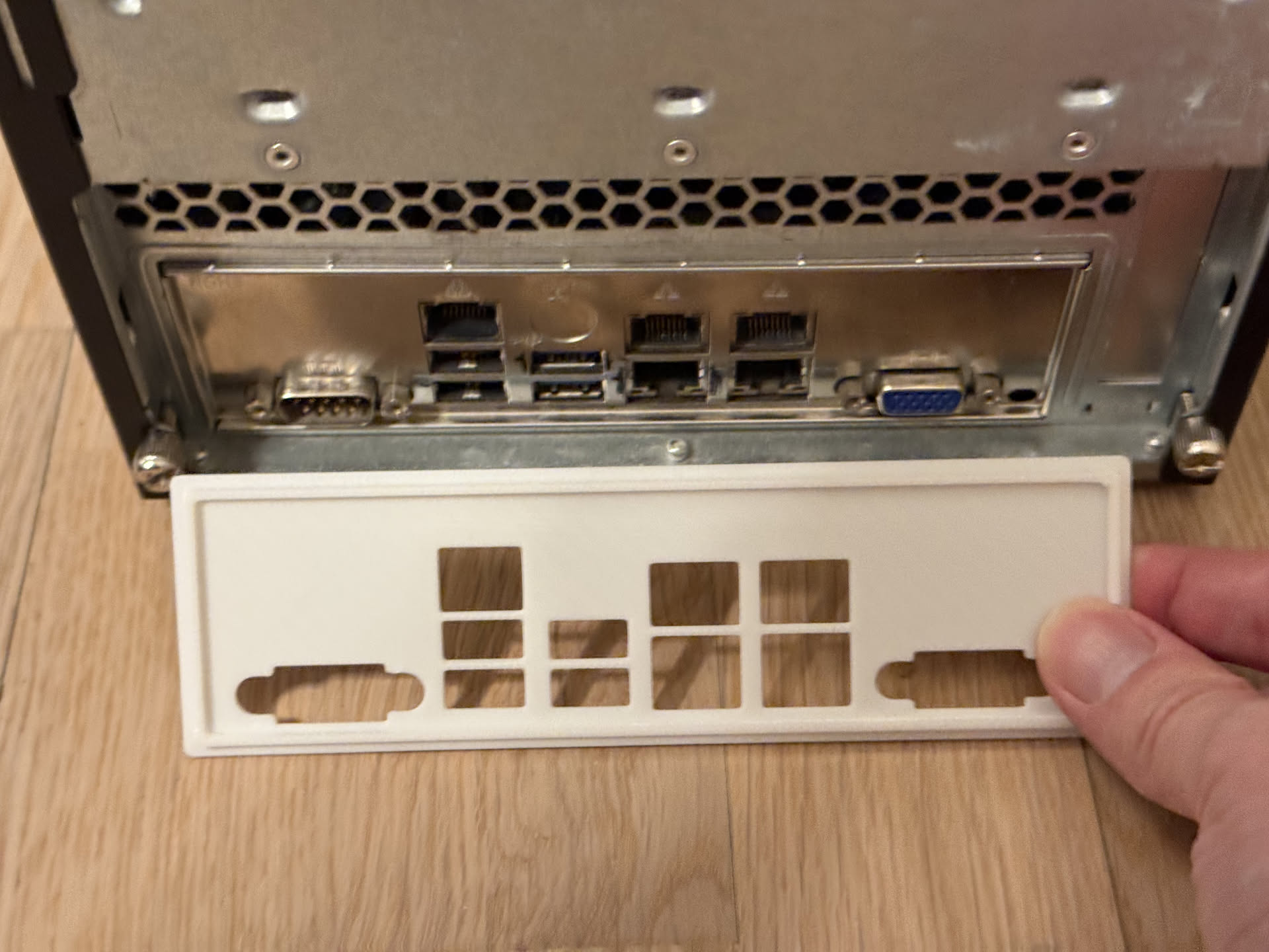 Supermicro A1SAM-2550F i/o backplate