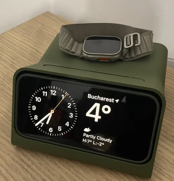 Supporto iPhone 12-15/ 12-15pro con custodia e caricatore Apple Watch