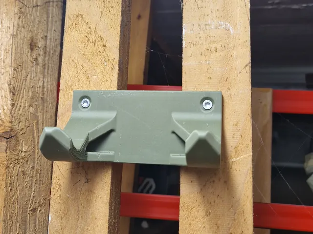 Yet another skateboard / longboard wall mount