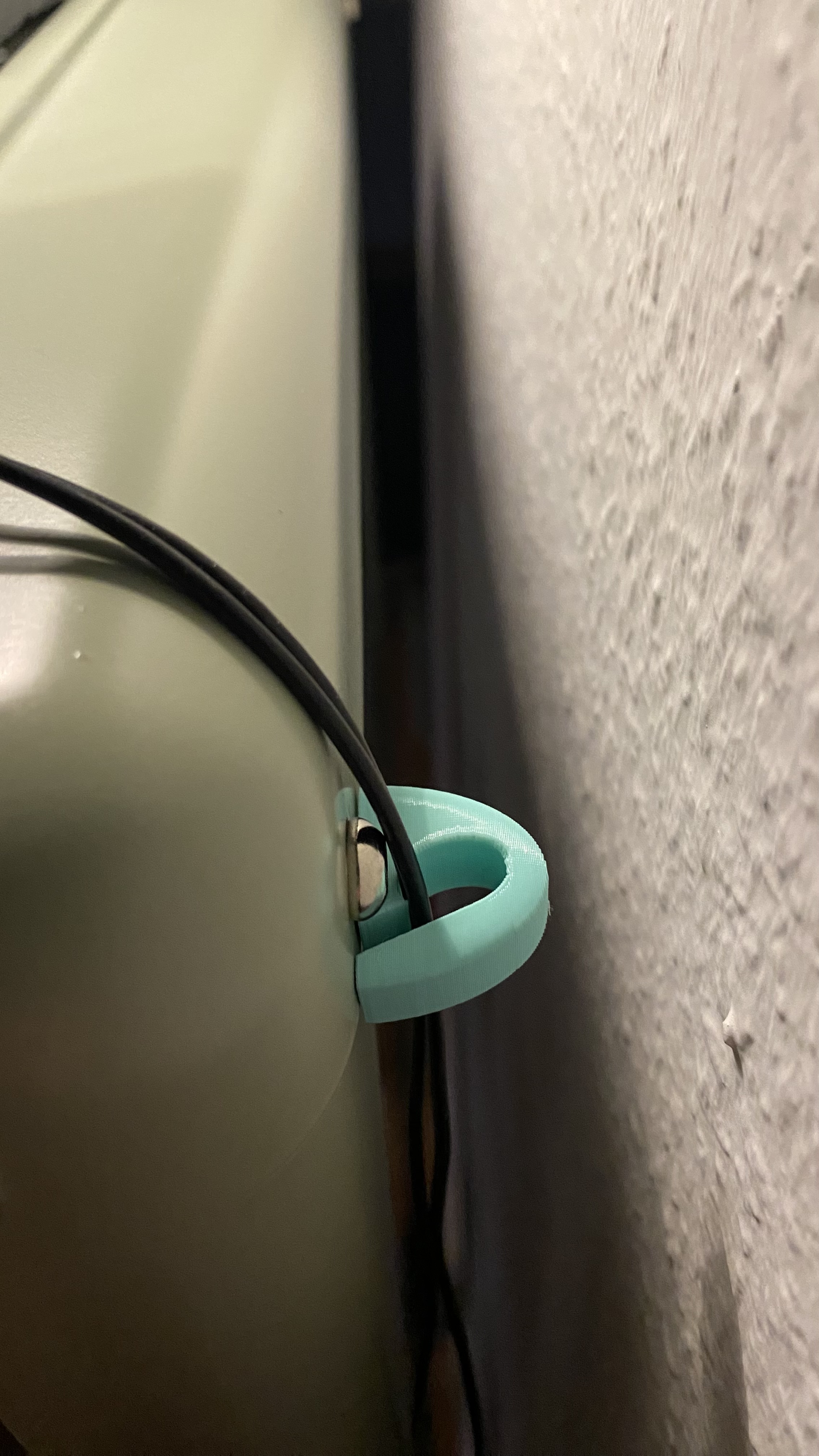 Magnetic cable holder. falco*sign.