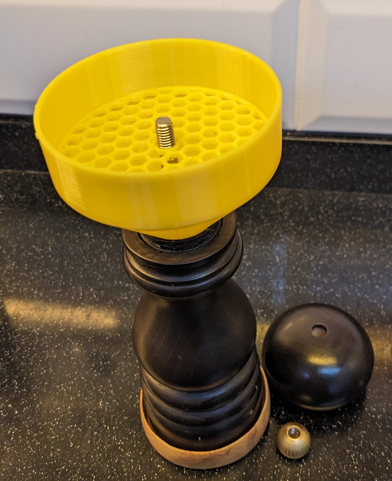 Pepper funnel with sifter