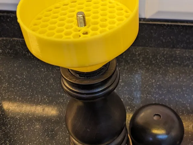 Pepper funnel with sifter