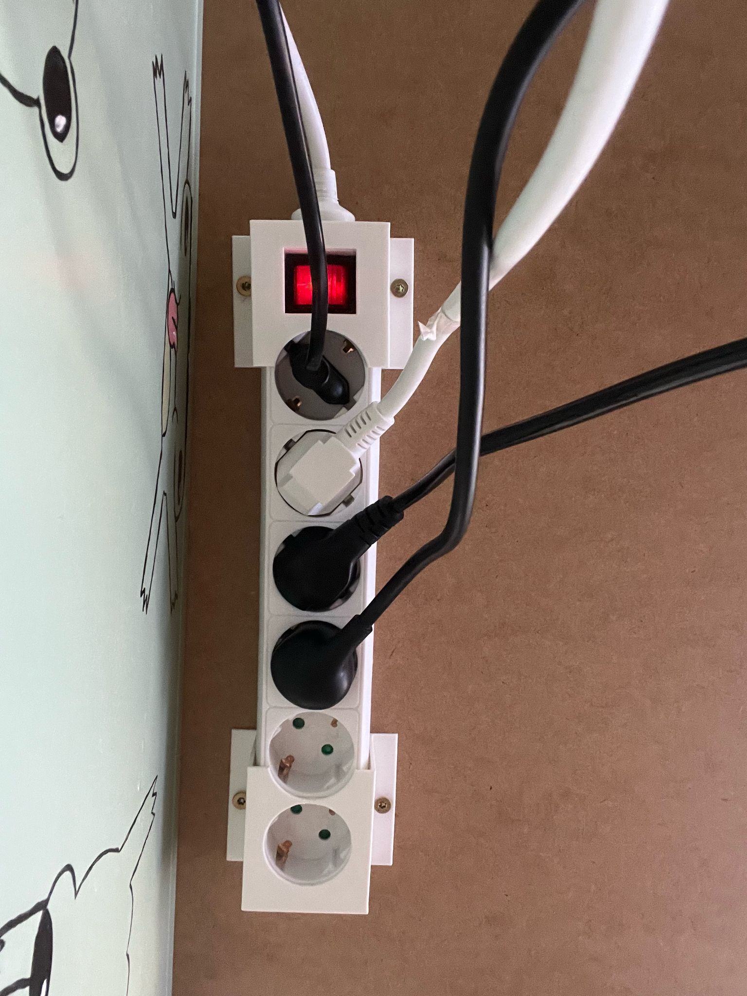 Desk power strip mount / Montura para relgeta en escritorio.