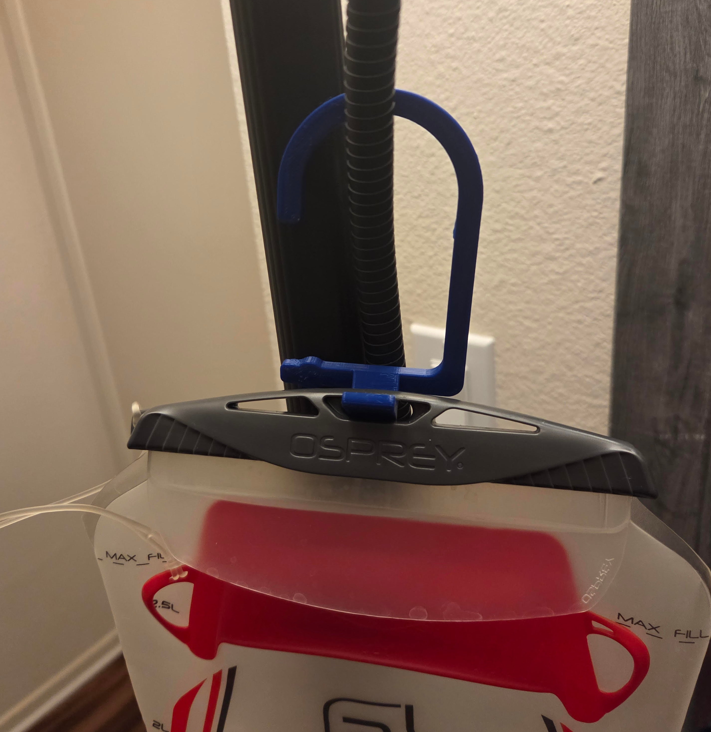 Water Bladder Hanger with Drinking Tube Magnet