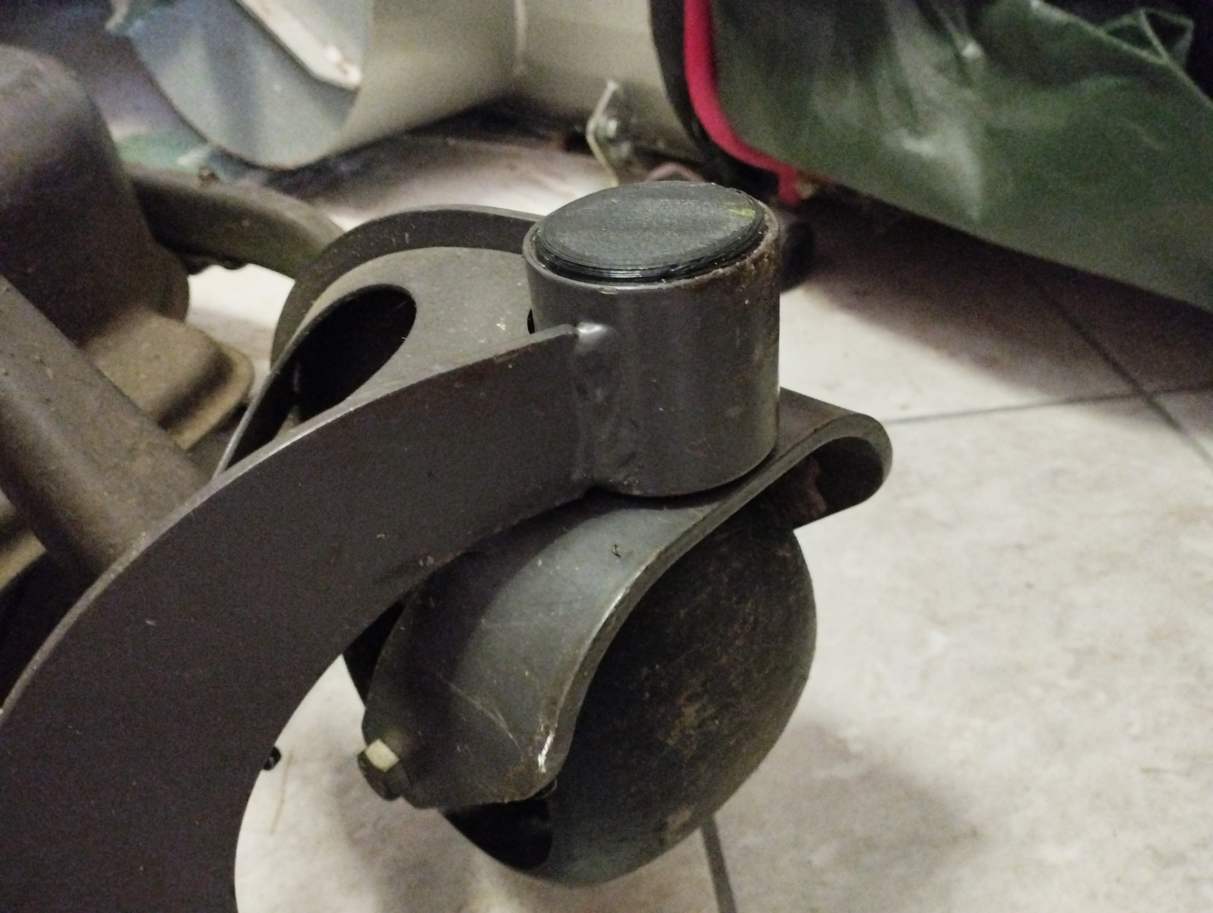 Husqvarna Rider 15V2 mowing deck swiwel wheel hub cap