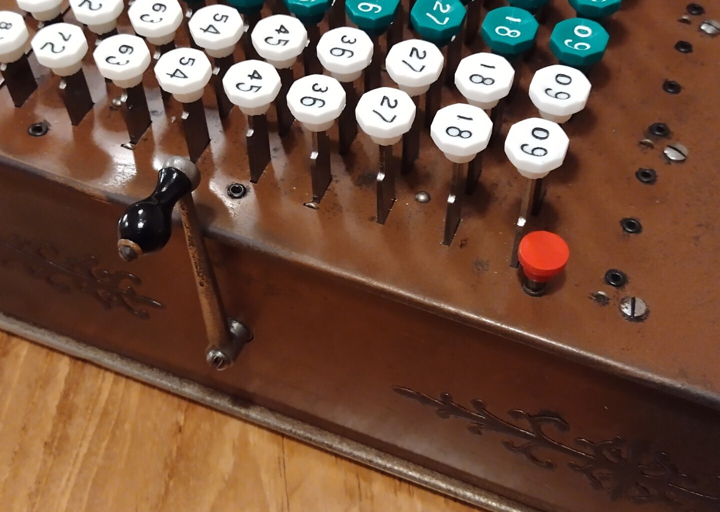 Comptometer grip and reset button