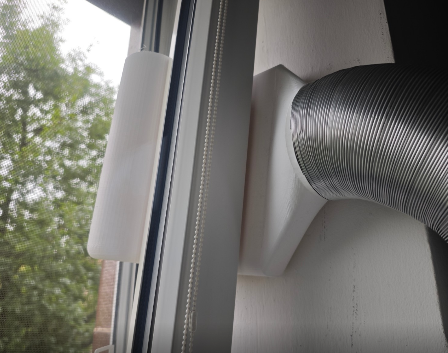 Výfuk z okna (Exhaust from the window)