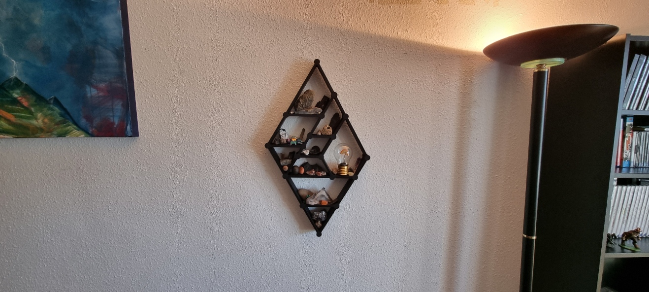 Modular geometric display shelf system