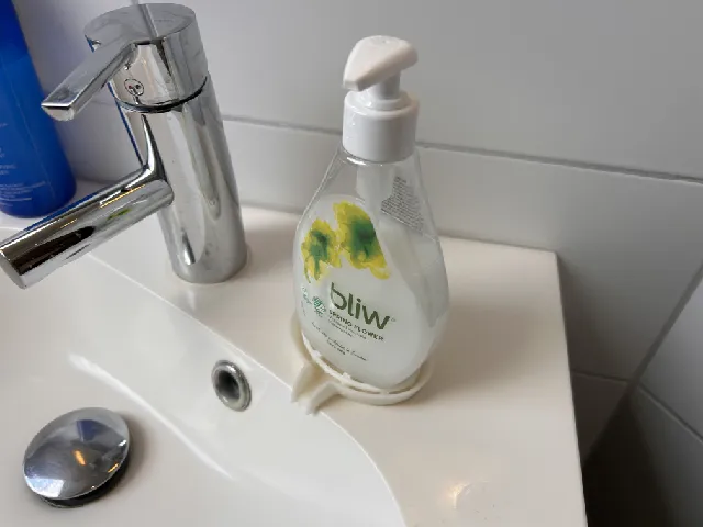 Drained tray for oval hand soap pumps