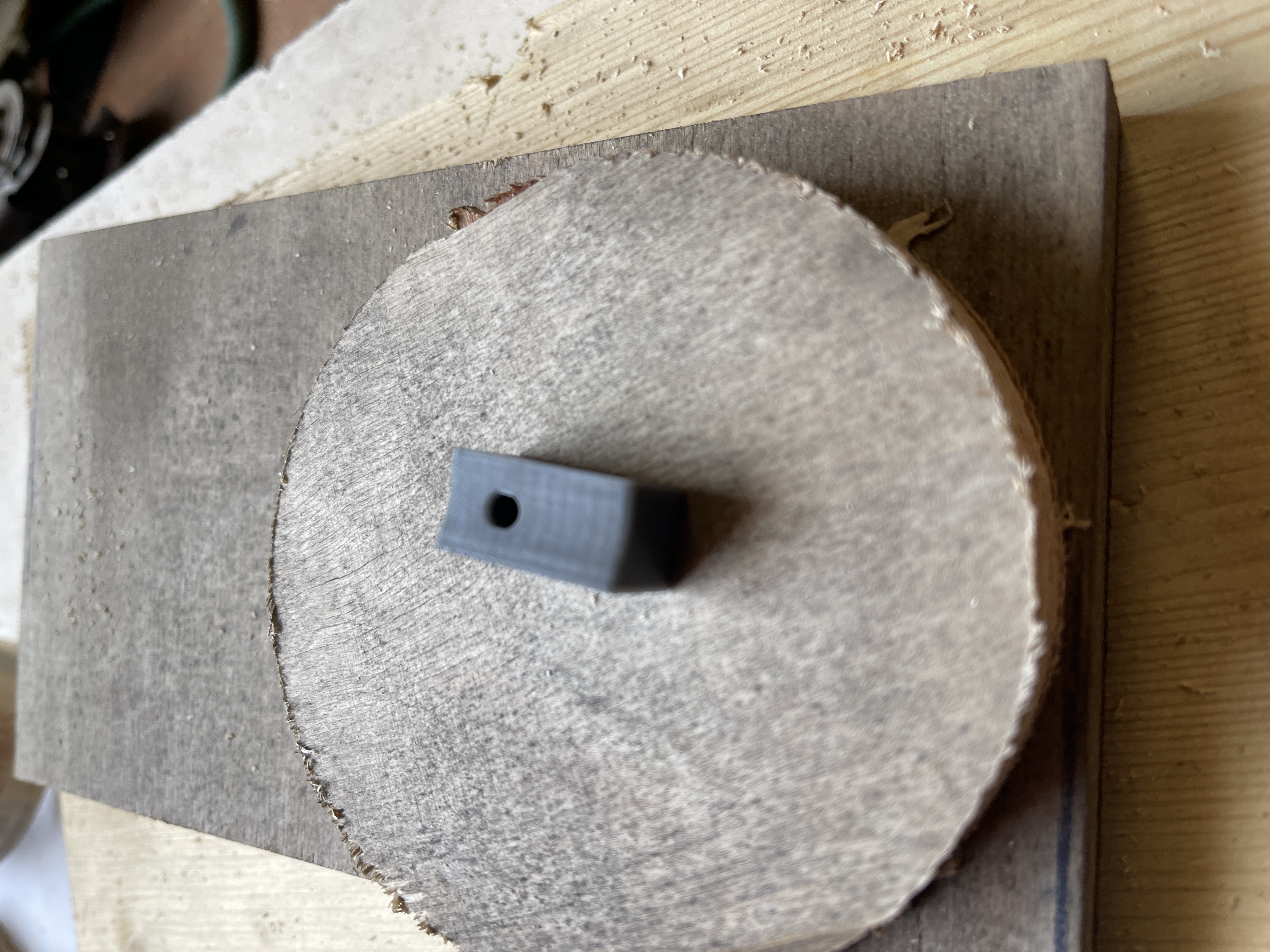 Fence mesh fastening element. Gap size is 2mm.