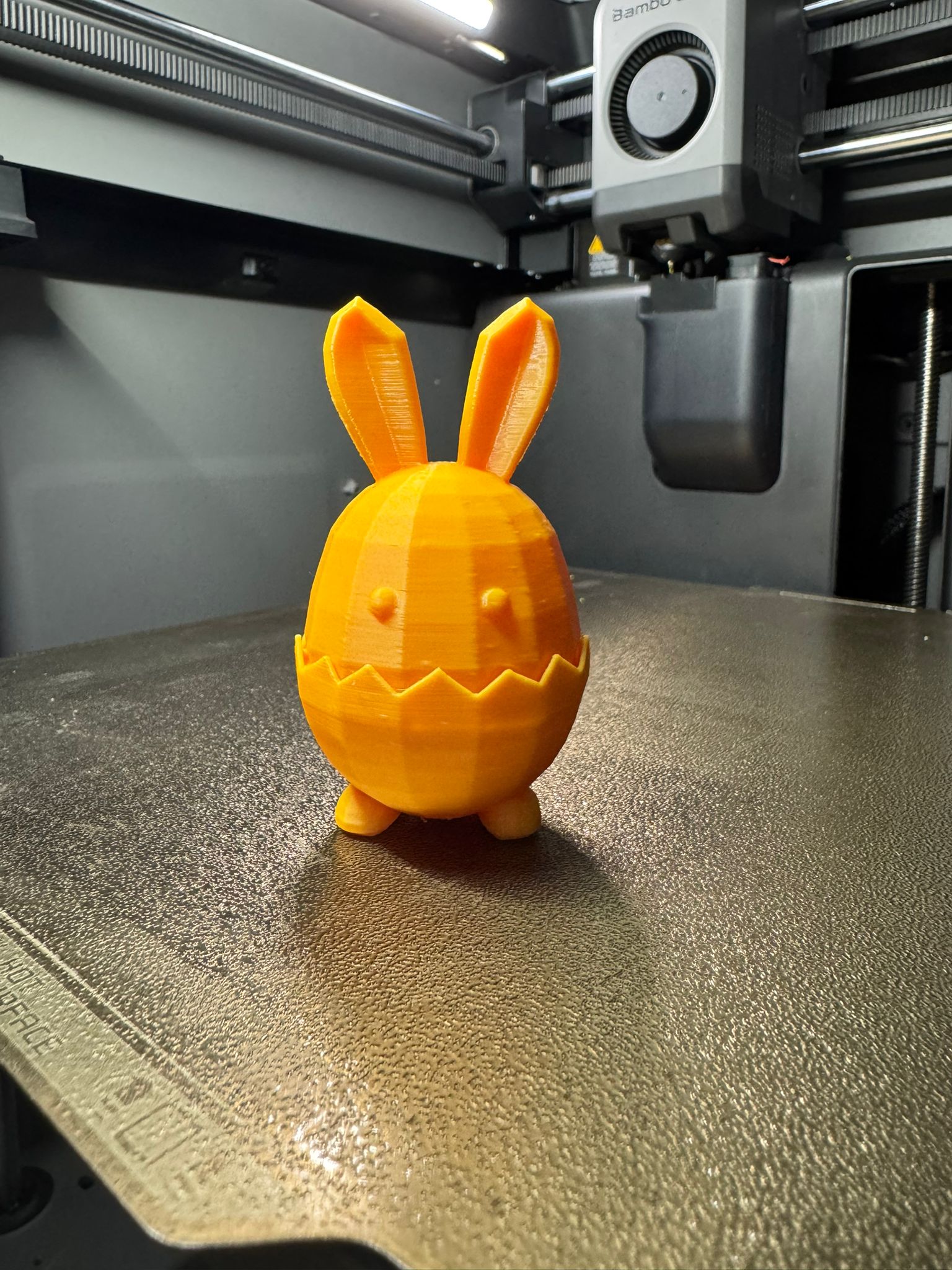 Hase mit gebrochenem Osterei