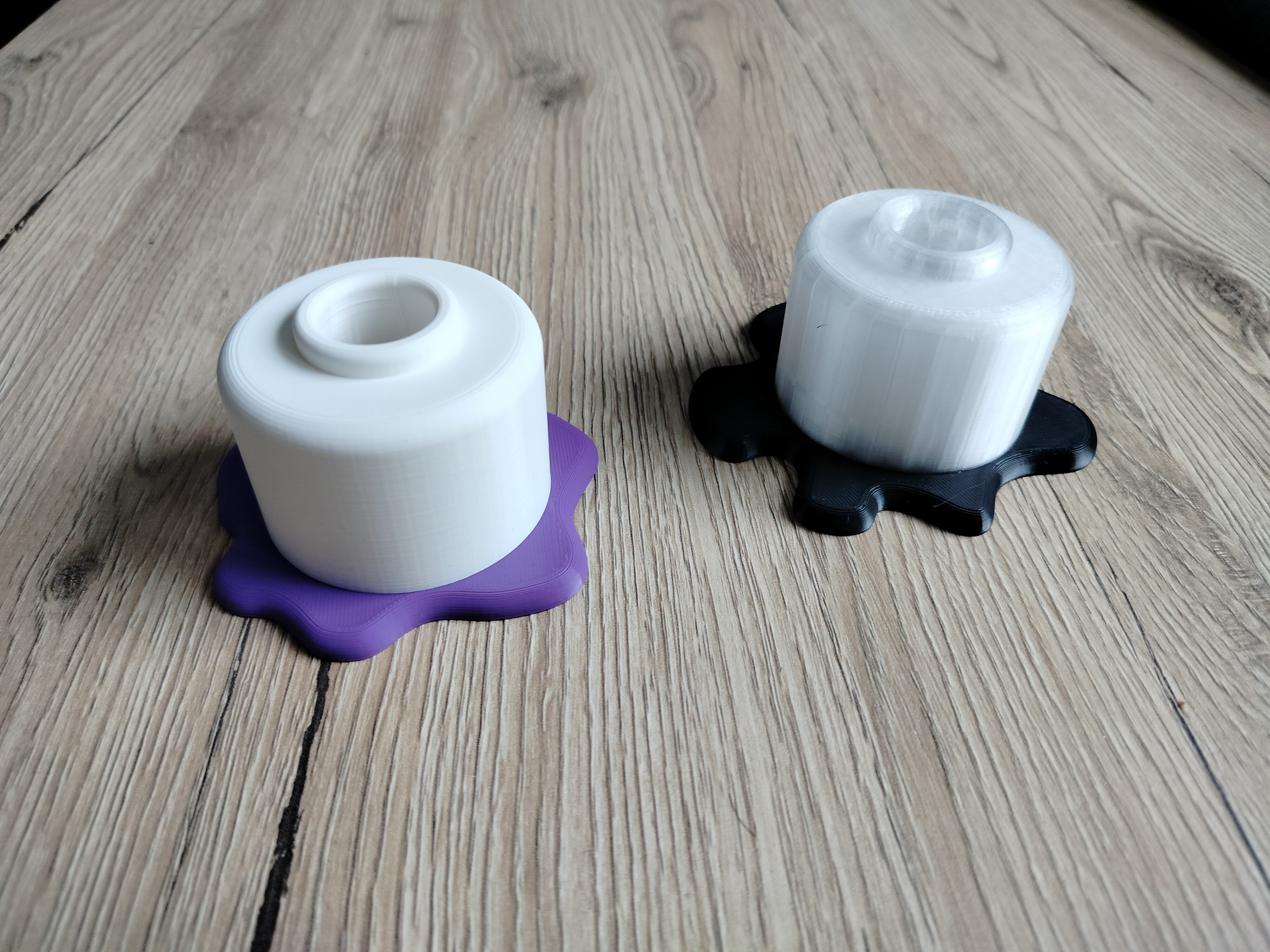 Cylindrical pen stand