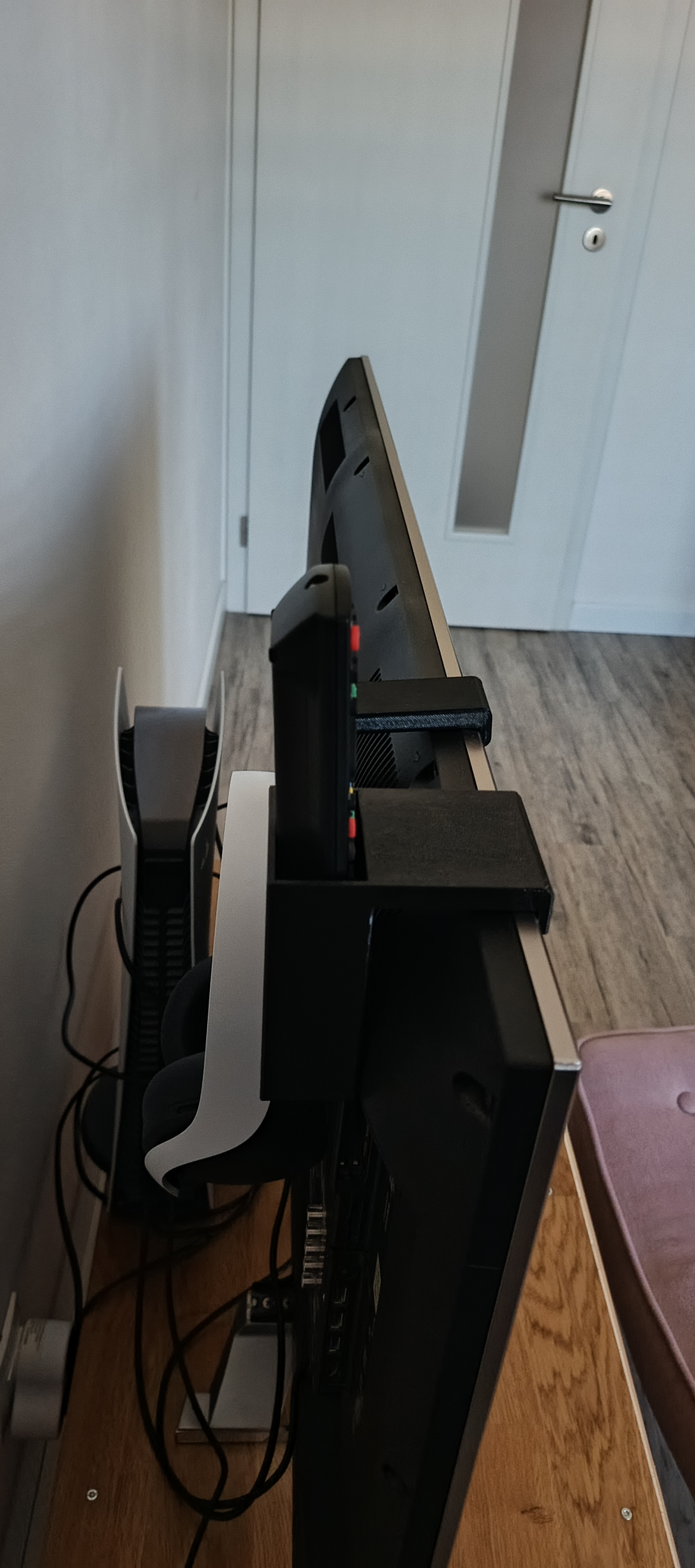 Držák závěsný pro sluchátka za TV